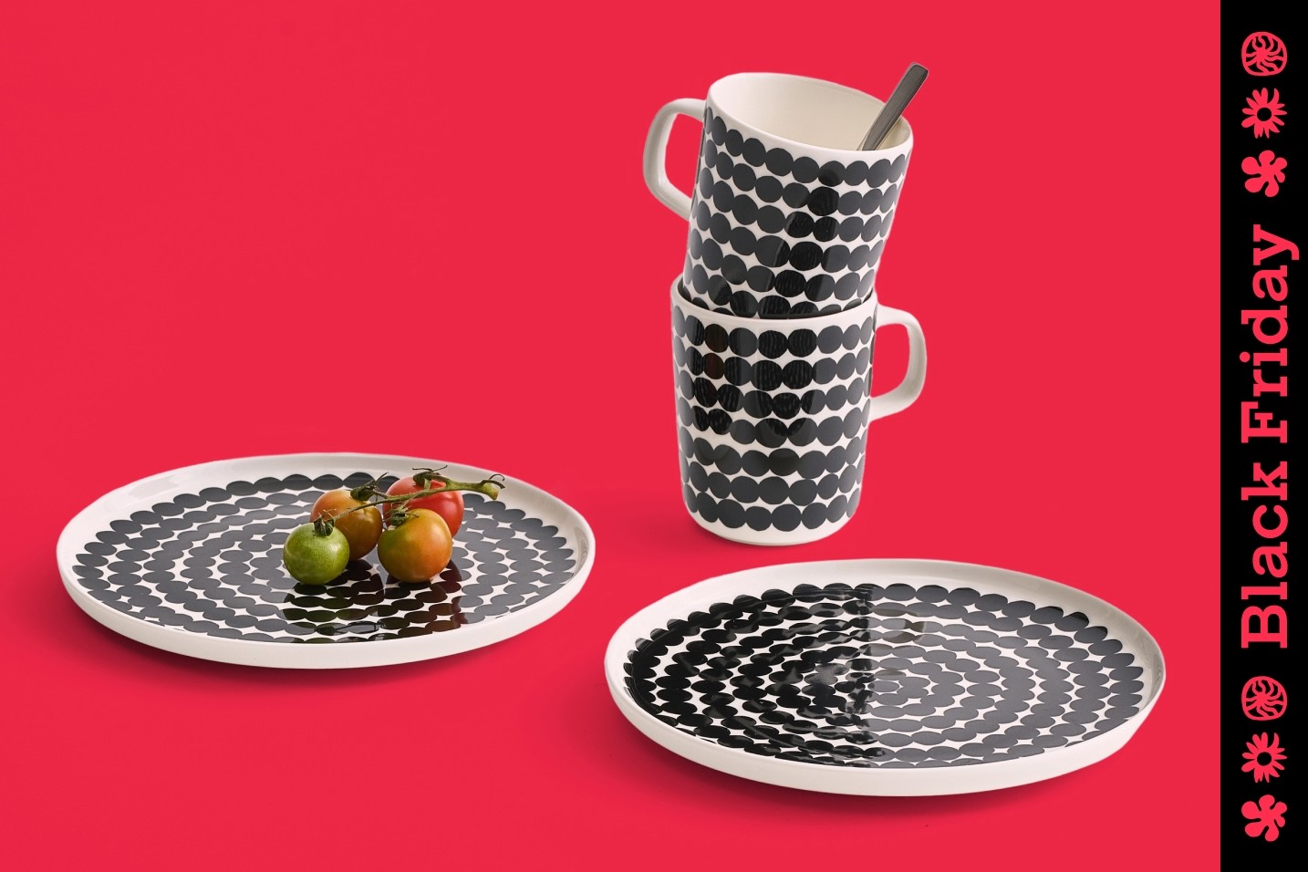 Oiva Räsymatto -mukit ja -lautaset sekä Black Friday -teksti valokuvan sivulla.