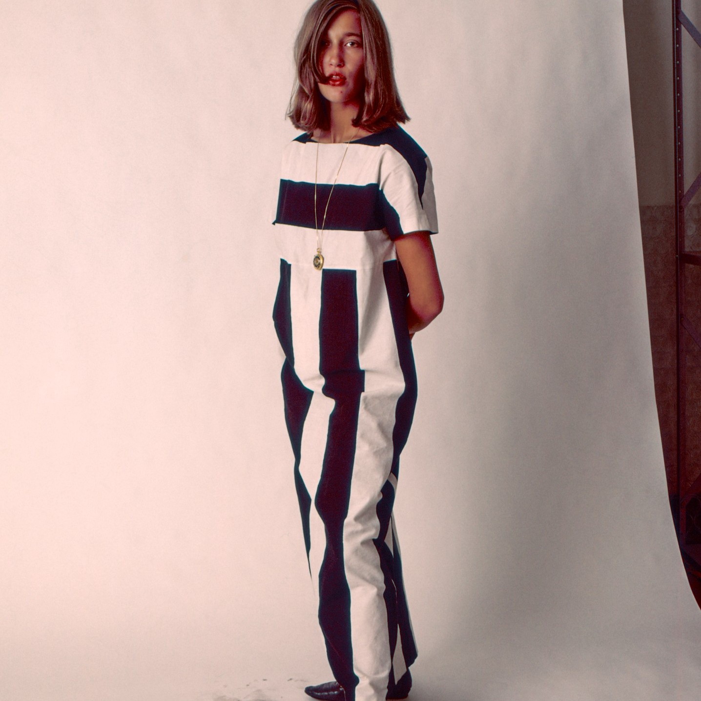 Foto von Tony Vaccaro von einem Model, das Marimekko-Kleidung mit schwarzen und weißen Streifen trägt.