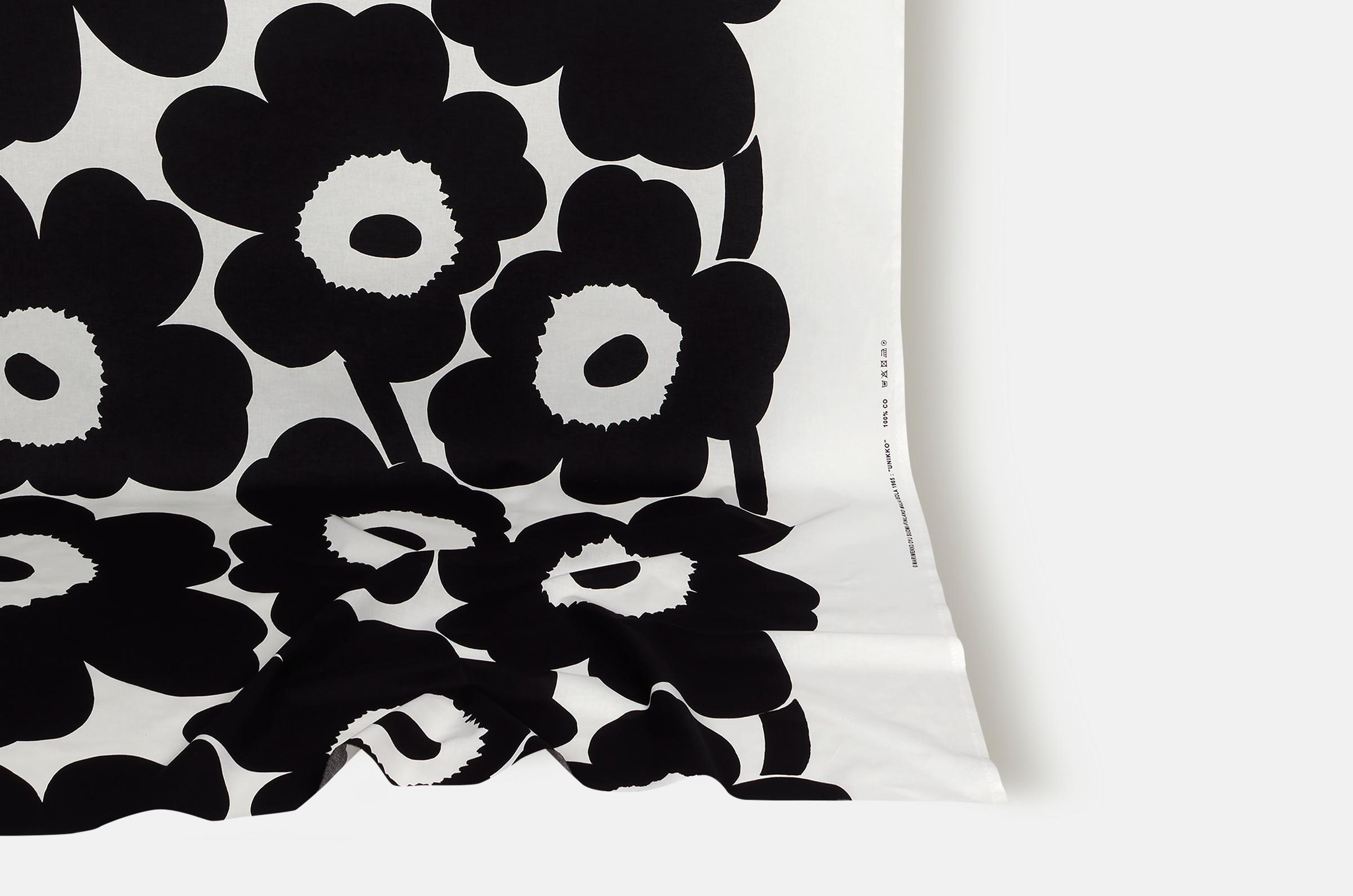Fabric with black and white Unikko pattern.