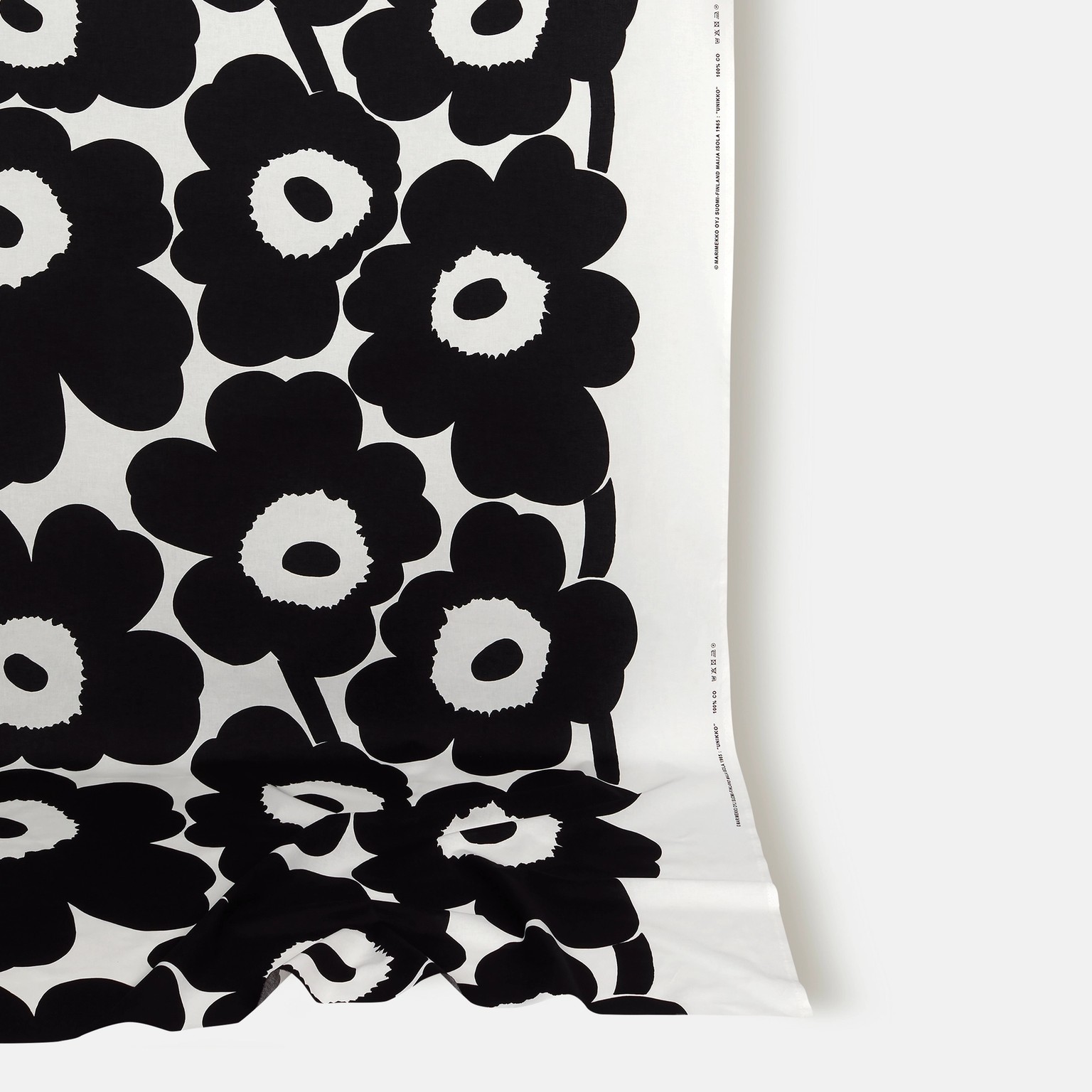 Fabric with black and white Unikko pattern.