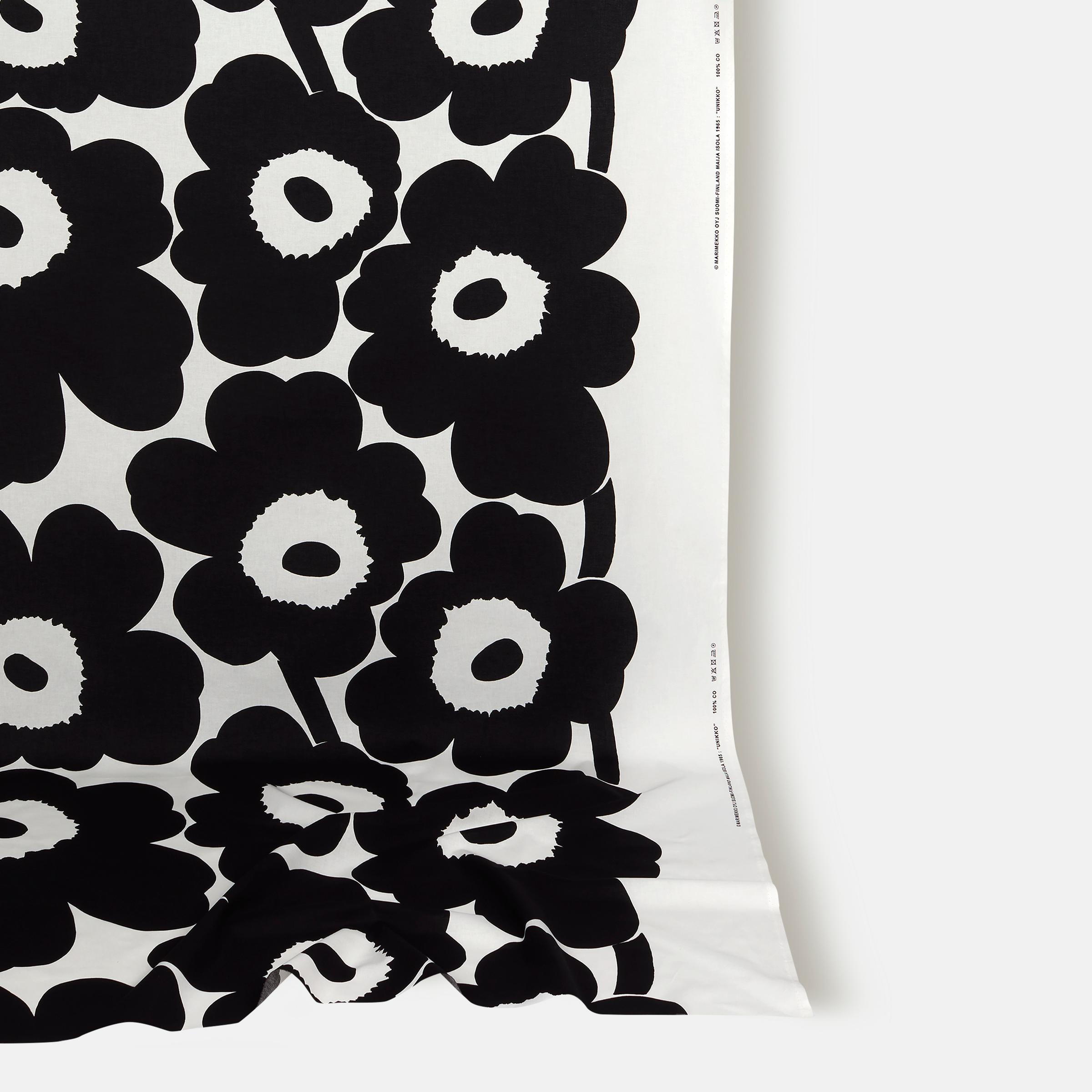 Kangas musta-valkoisella Unikko kuviolla.