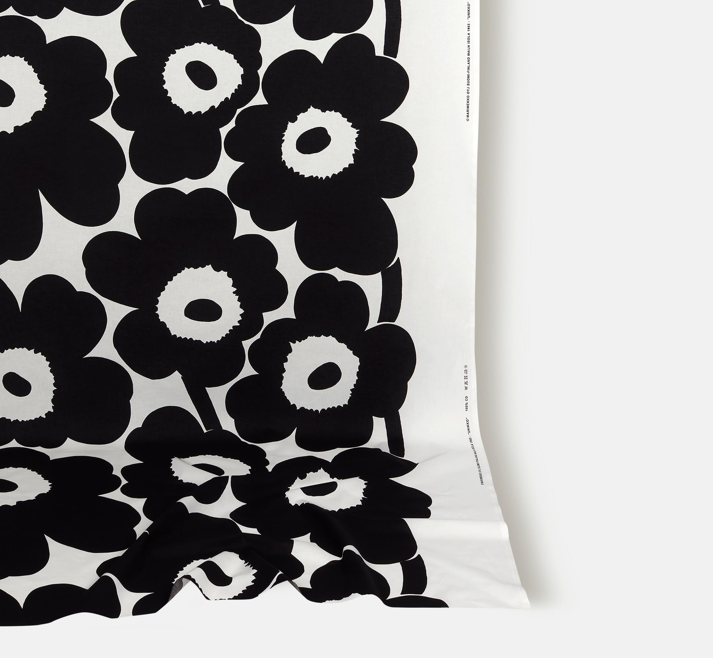 Kangas musta-valkoisella Unikko kuviolla.