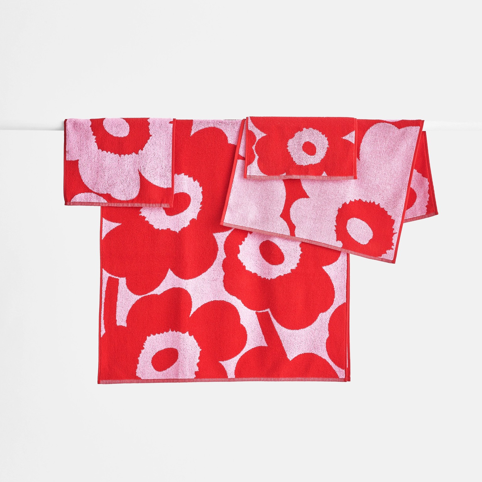 Red & pink Unikko towels.