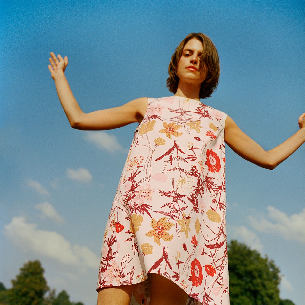 Model dressed in Palatsi Perenna Marimi dress in summery weather.