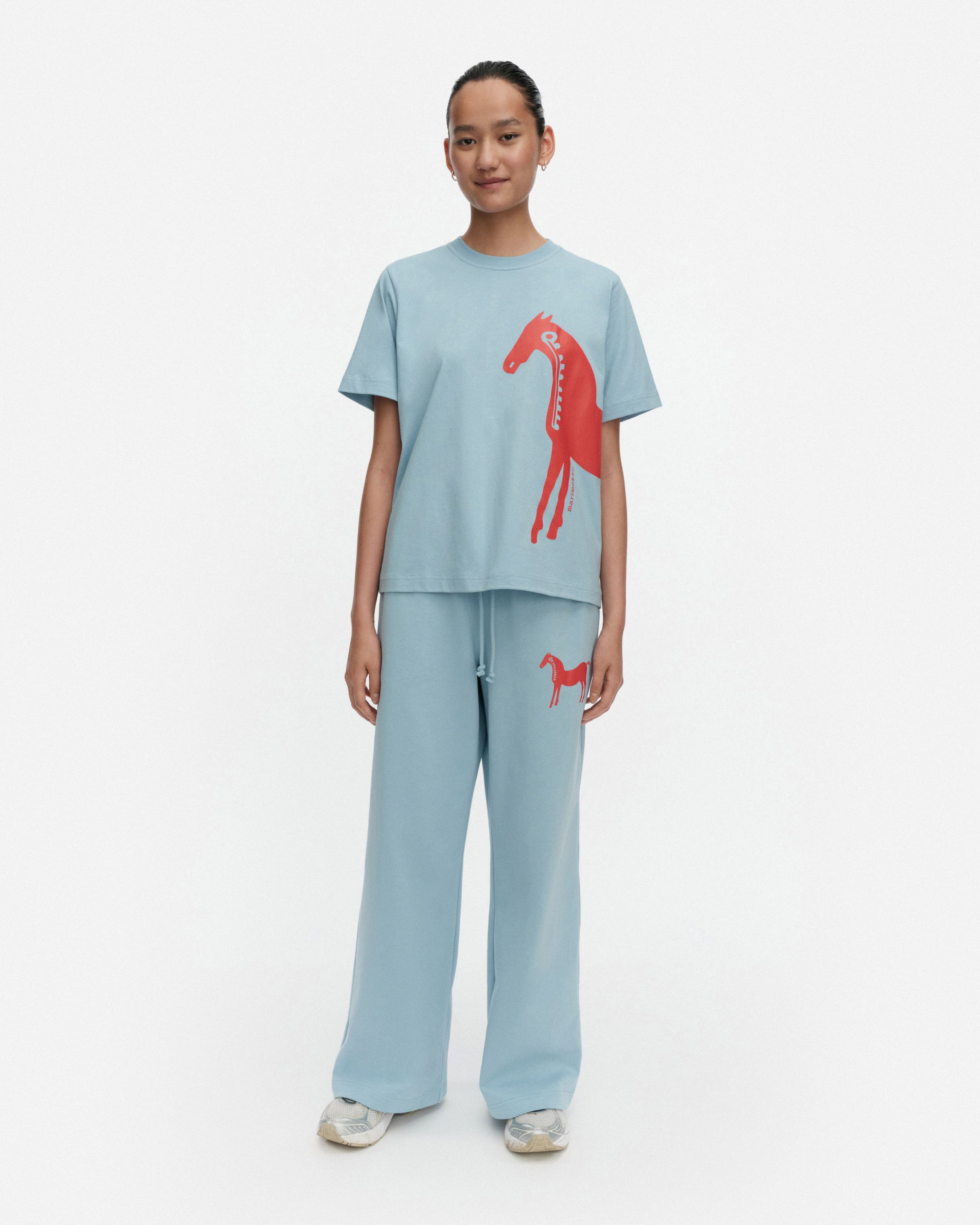 Else Musta Tamma Placement Kioski t-shirt light blue, red | Marimekko