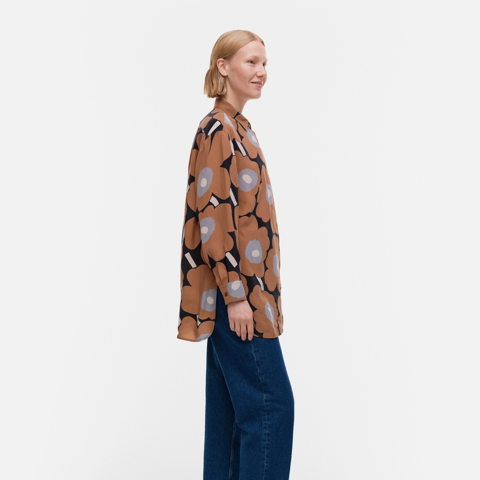 Model wearing Unikko shirt.