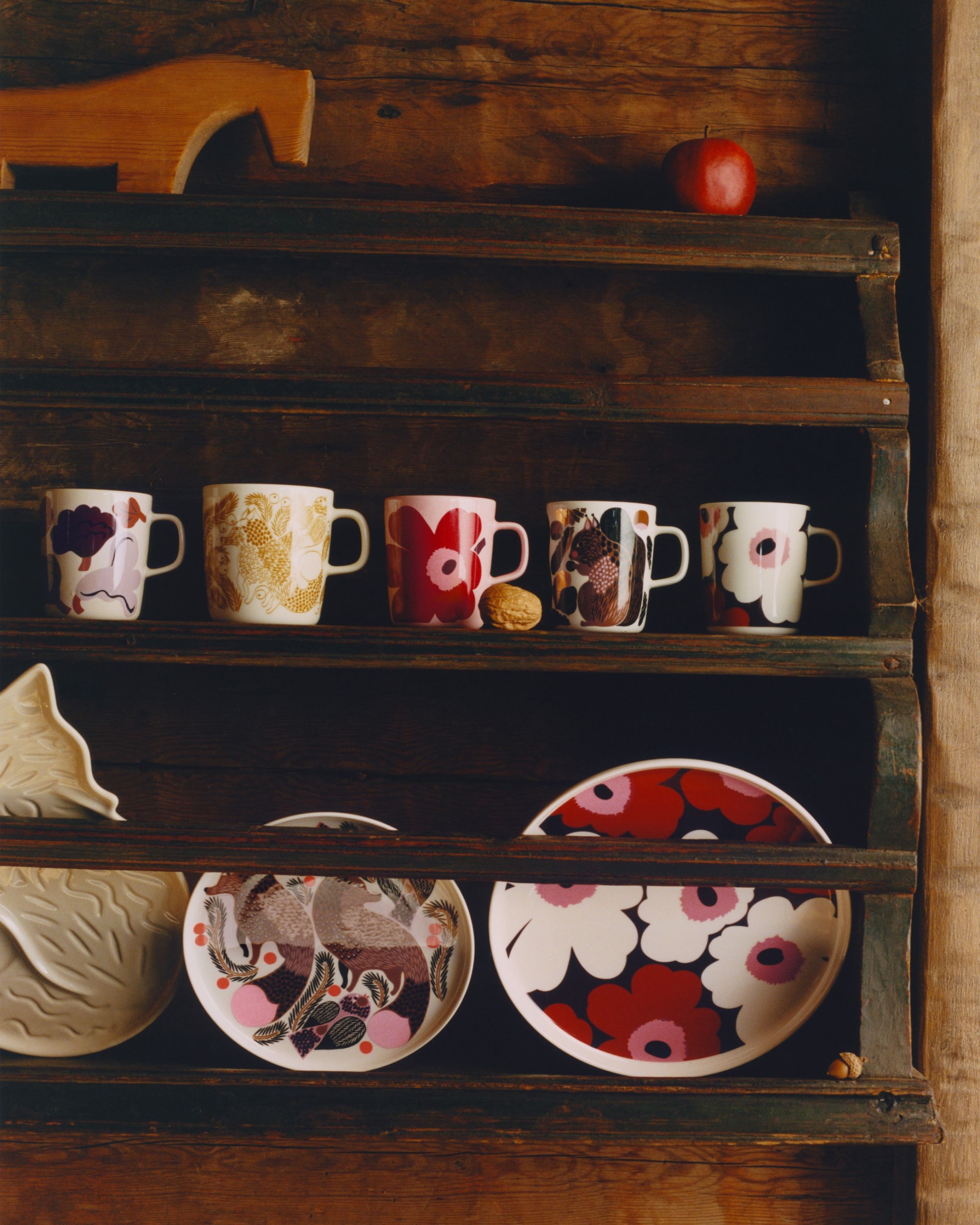 The crockery shelf features dishes with the Ketunmarja and Unikko patterns.