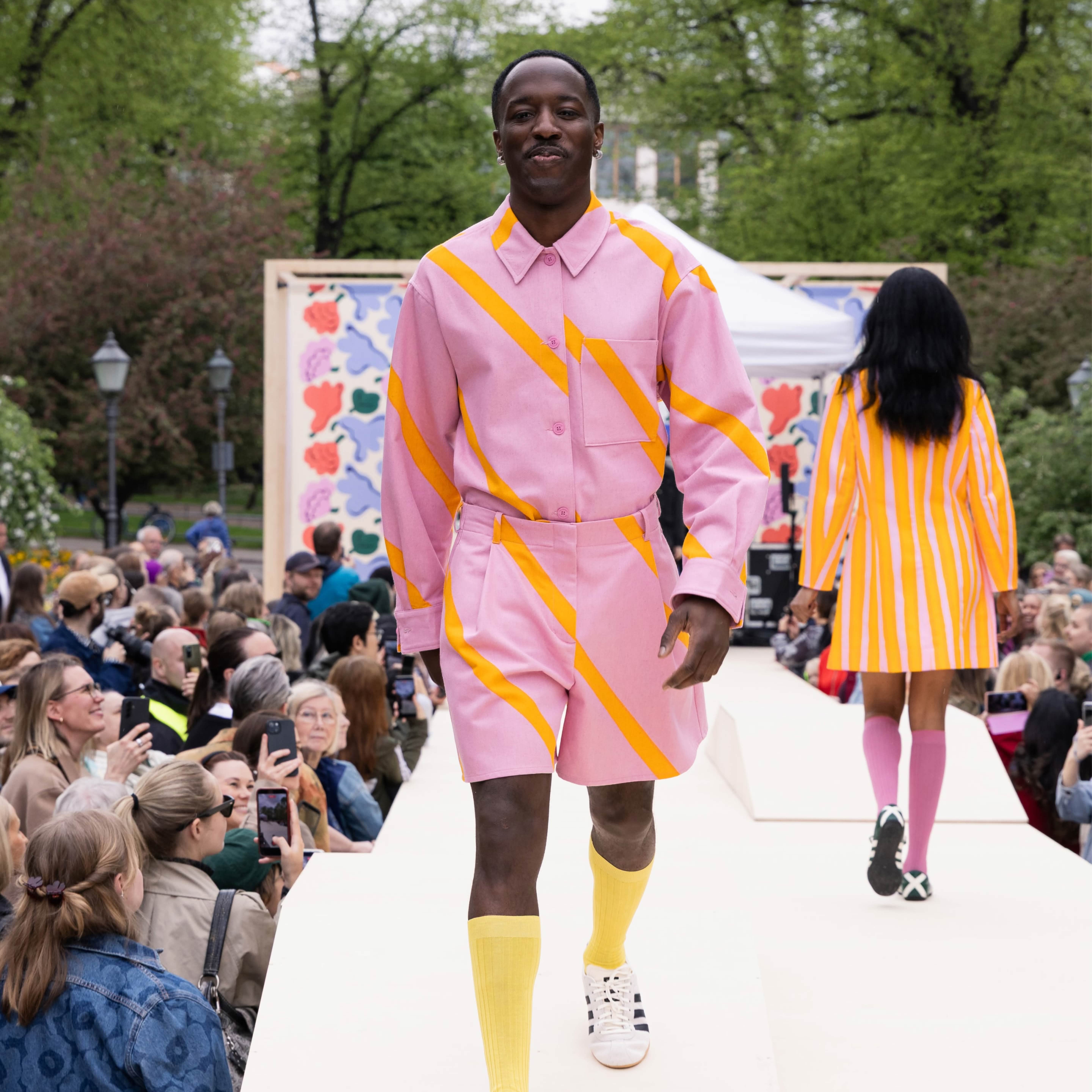 Marimekko-päivä malli kävelee lavalla