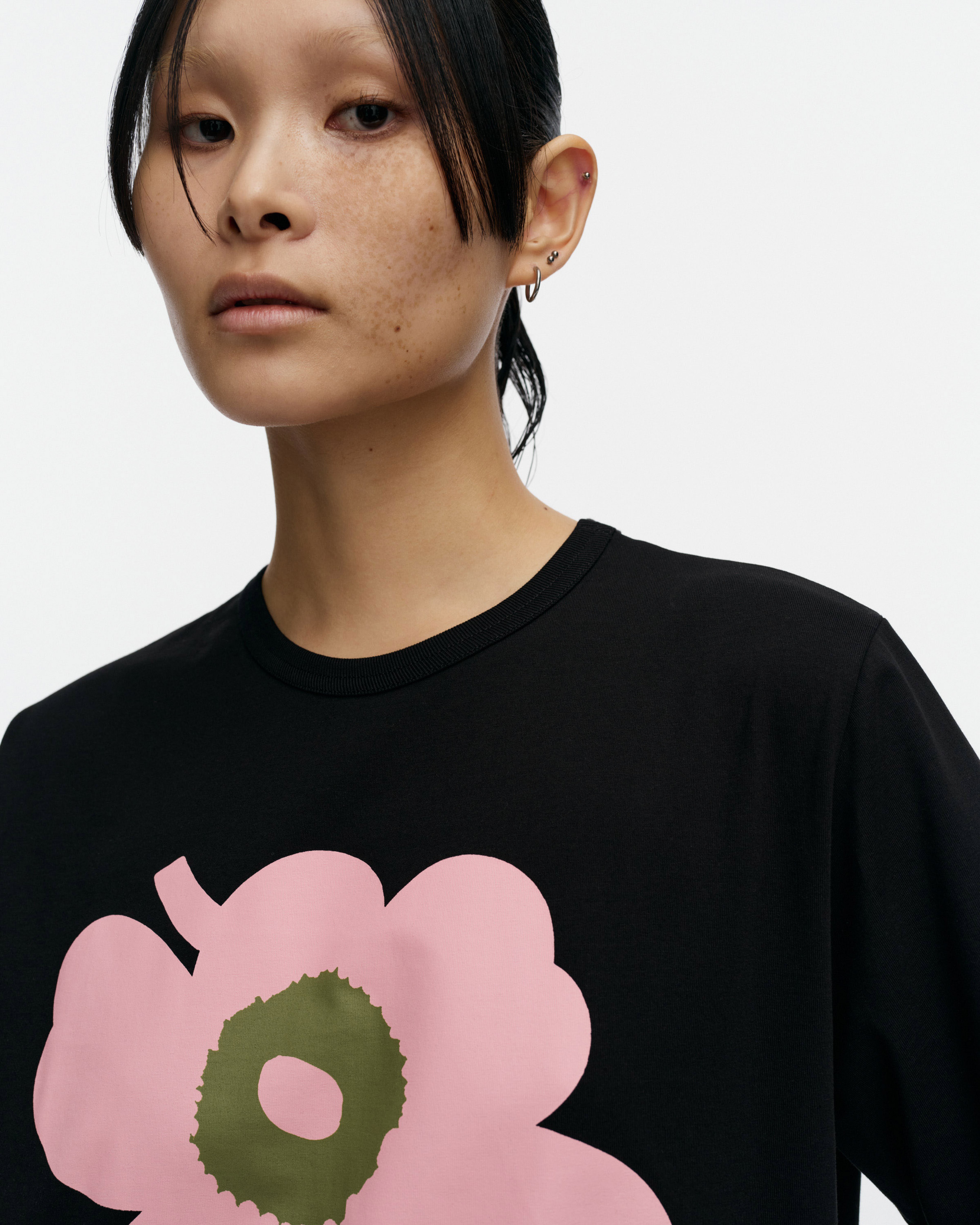 Erna Unikko Placement, Kioski t-shirt, black, light pink, green,