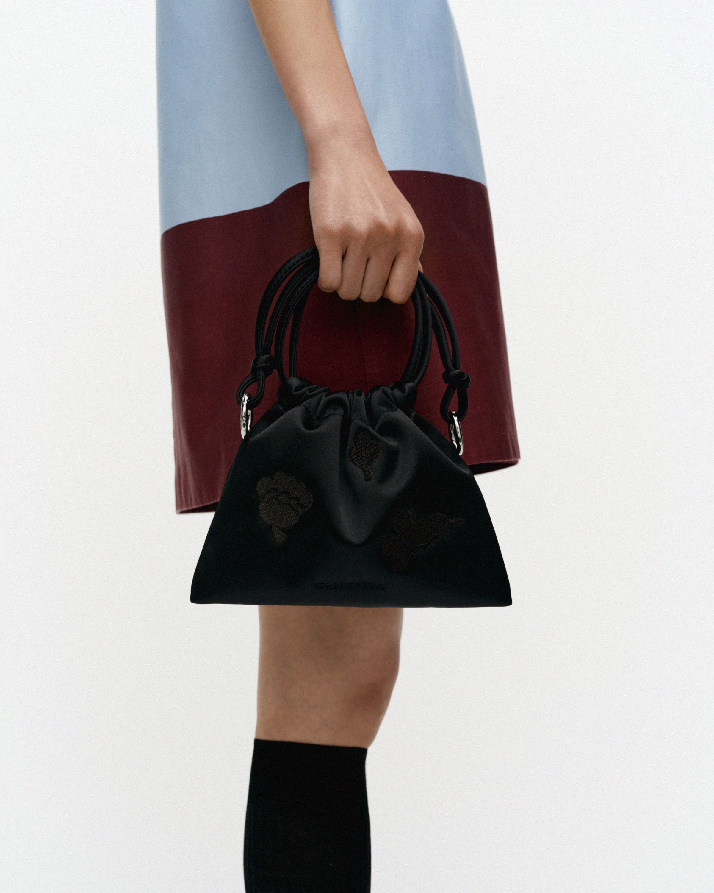 Cirra Satin Kukasta kukkaan Bag black, black | Marimekko