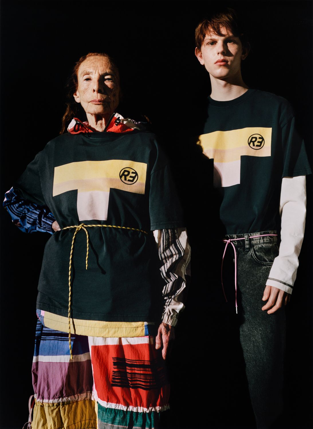Two models are standing, wearing Hohde T-shirts.