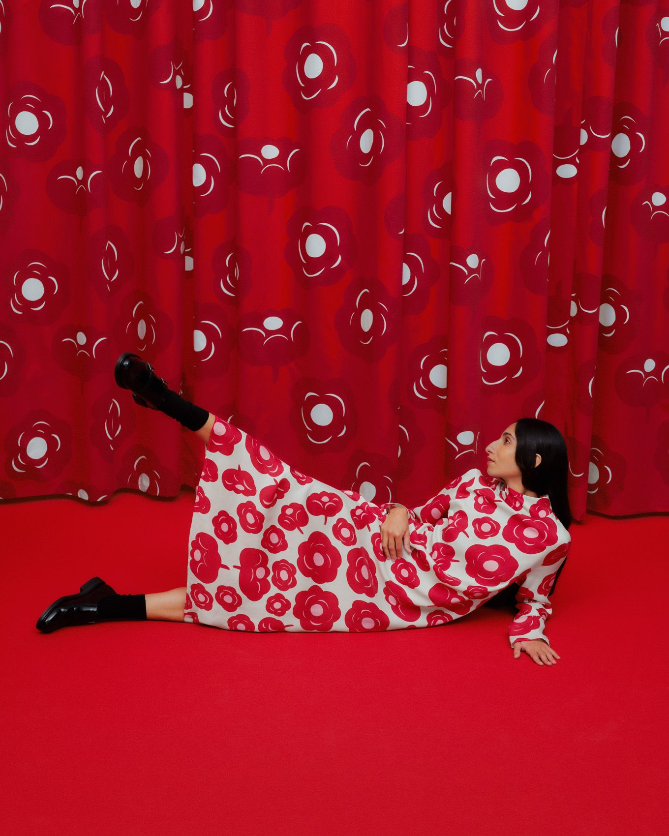 Mallin päällä: Aikakausi-mekko Tumma-kuviossa.