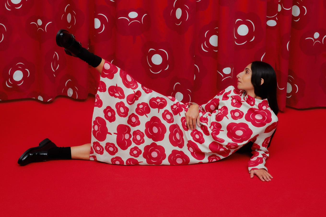 Model wearing Aikakausi dress in Tumma print.