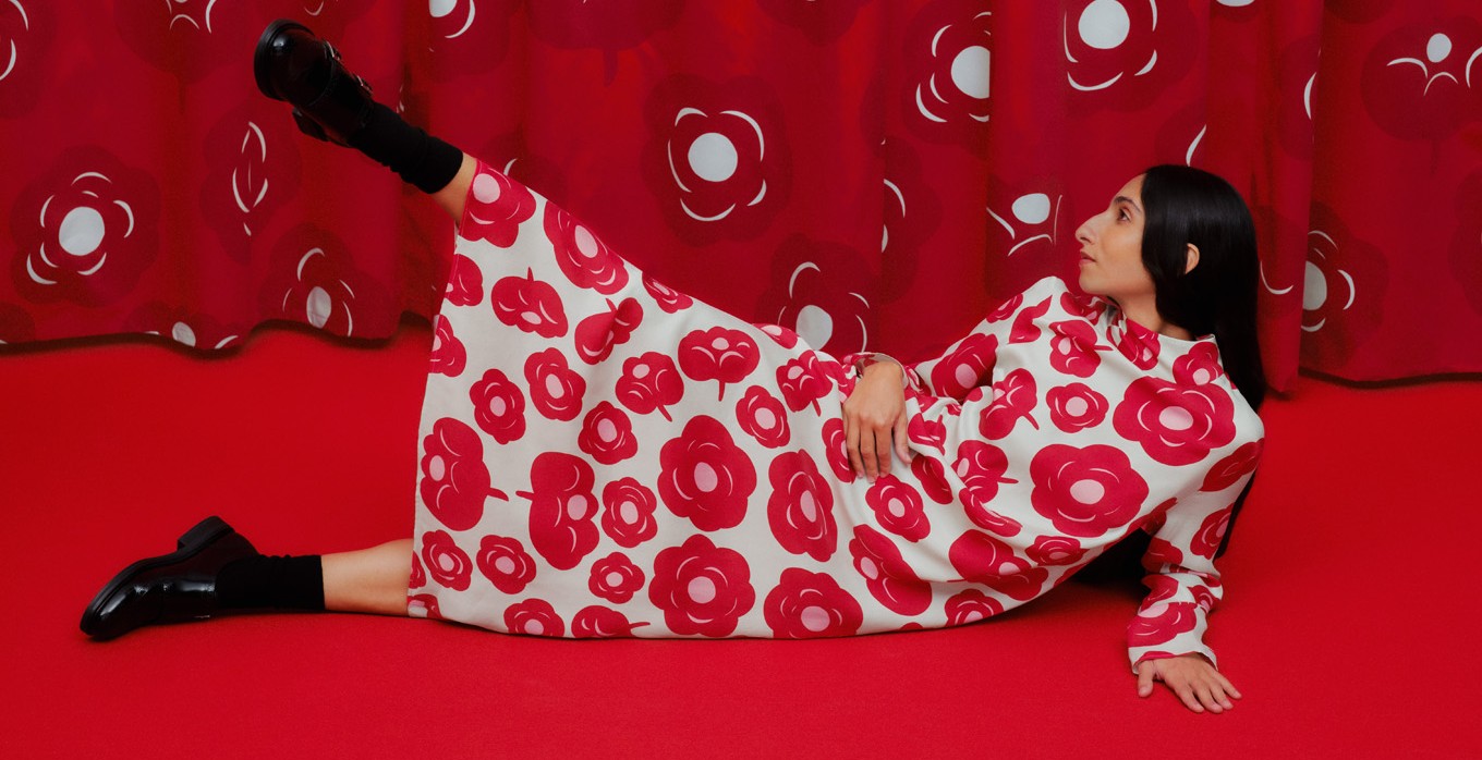 Model wearing Aikakausi dress in Tumma print.
