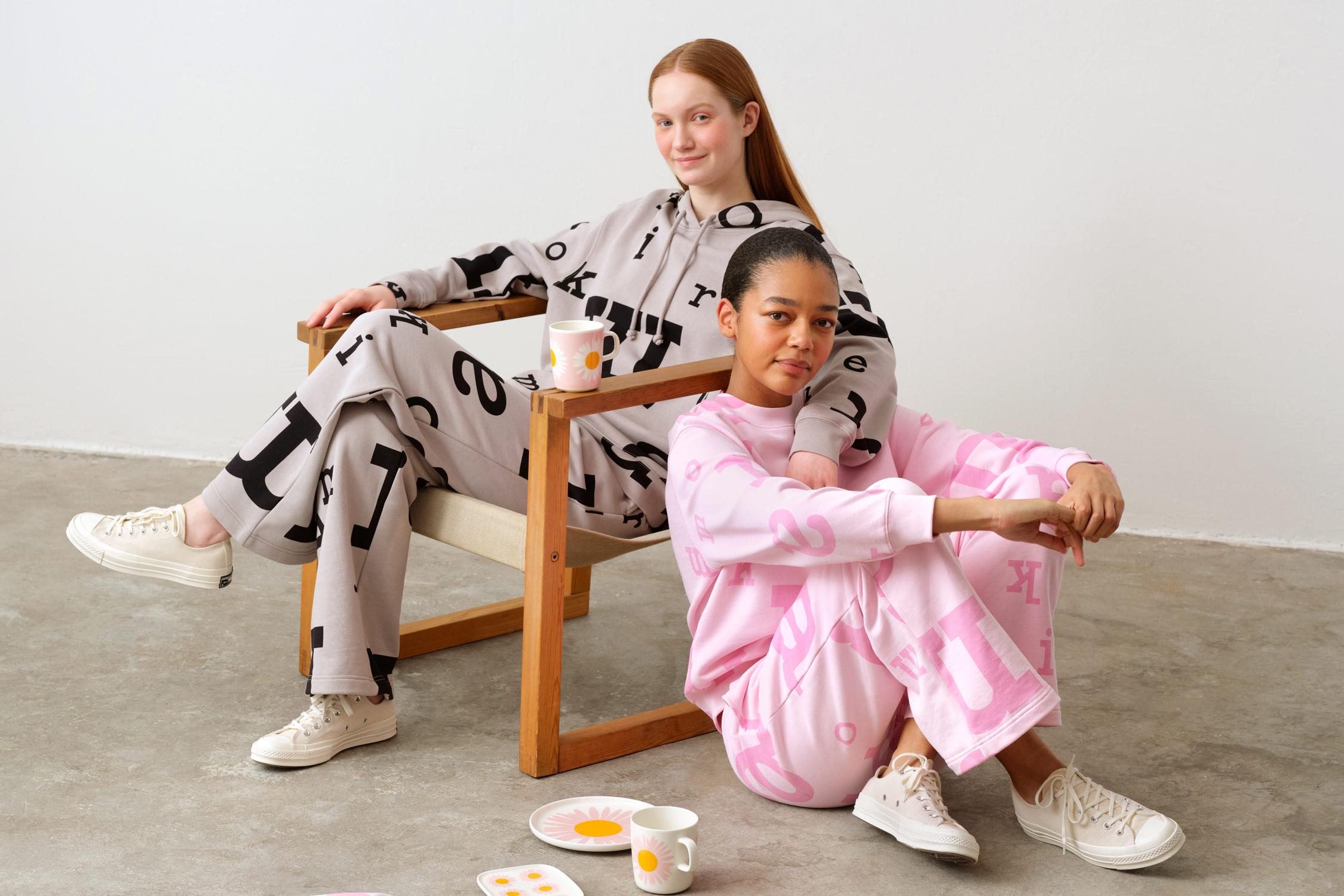 Mallit istuvat tuolilla ja lattialla, päällän Marimerkki collegesetit.