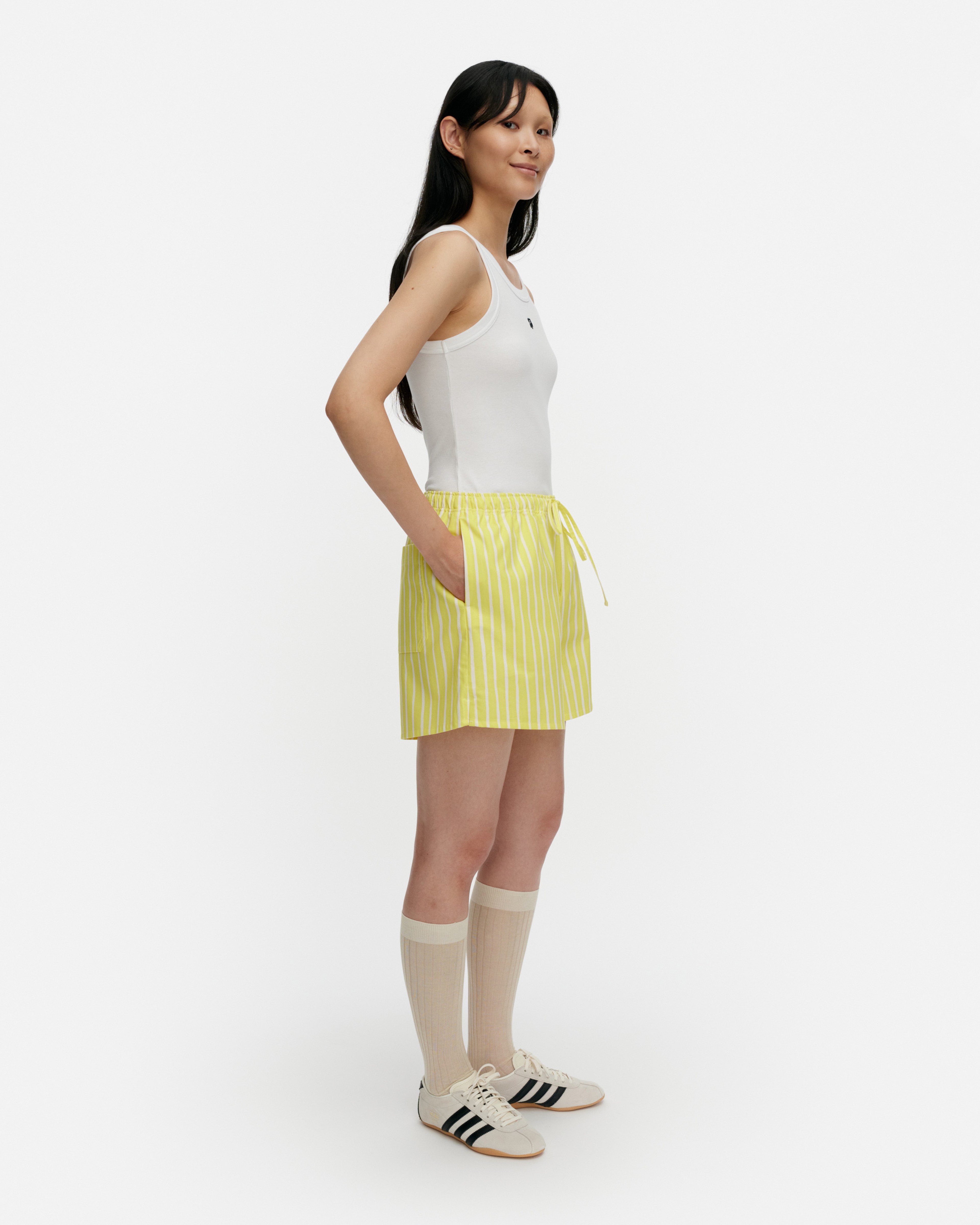 Diagonaali Piccolo, Kioski shorts, yellow, white,