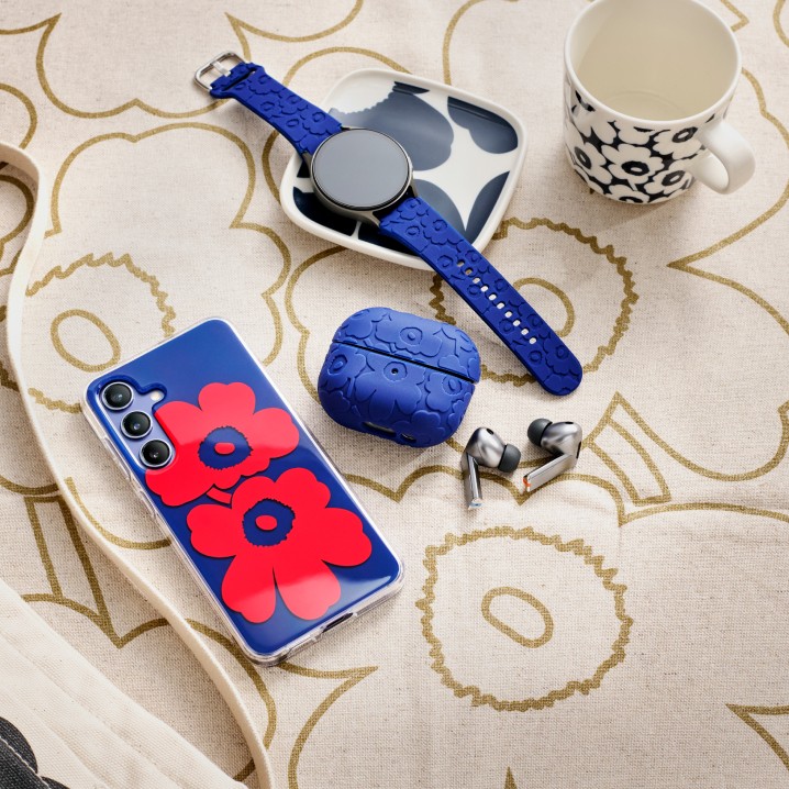 Coque de téléphone rouge et bleue en motif Unikko, coque d’iPod en motif Unikko bleu et bracelet de montre en motif Unikko bleu, issus de la collaboration entre Samsung et Marimekko