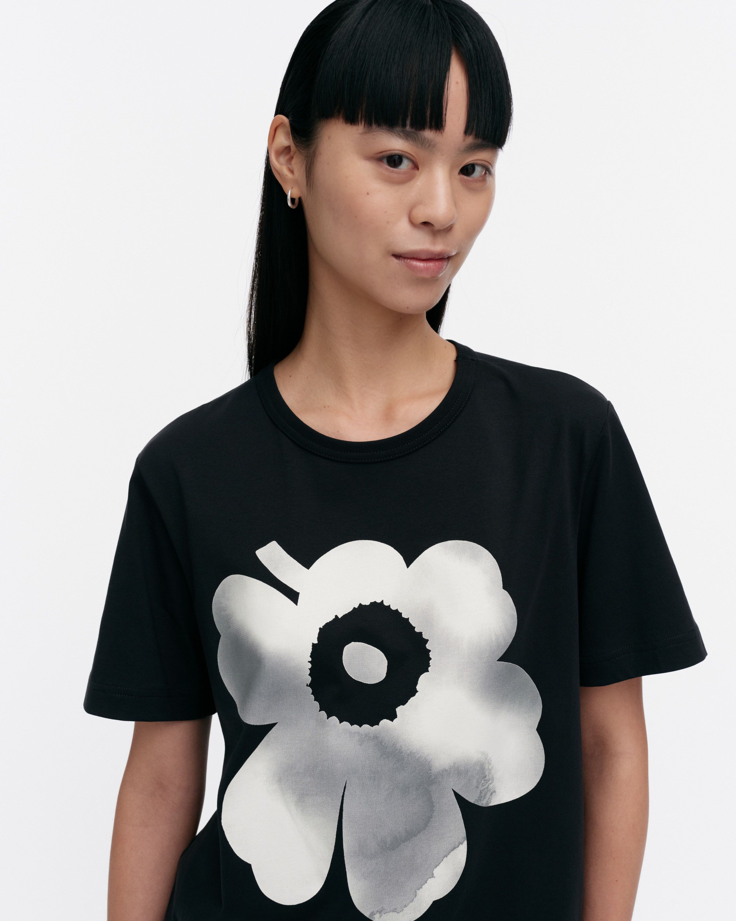【2024SS】マリメッコ/ Kioski Erna Unikko Placement Tシャツ Erna Unikko Placement Kioski t-shirt | Marimekko