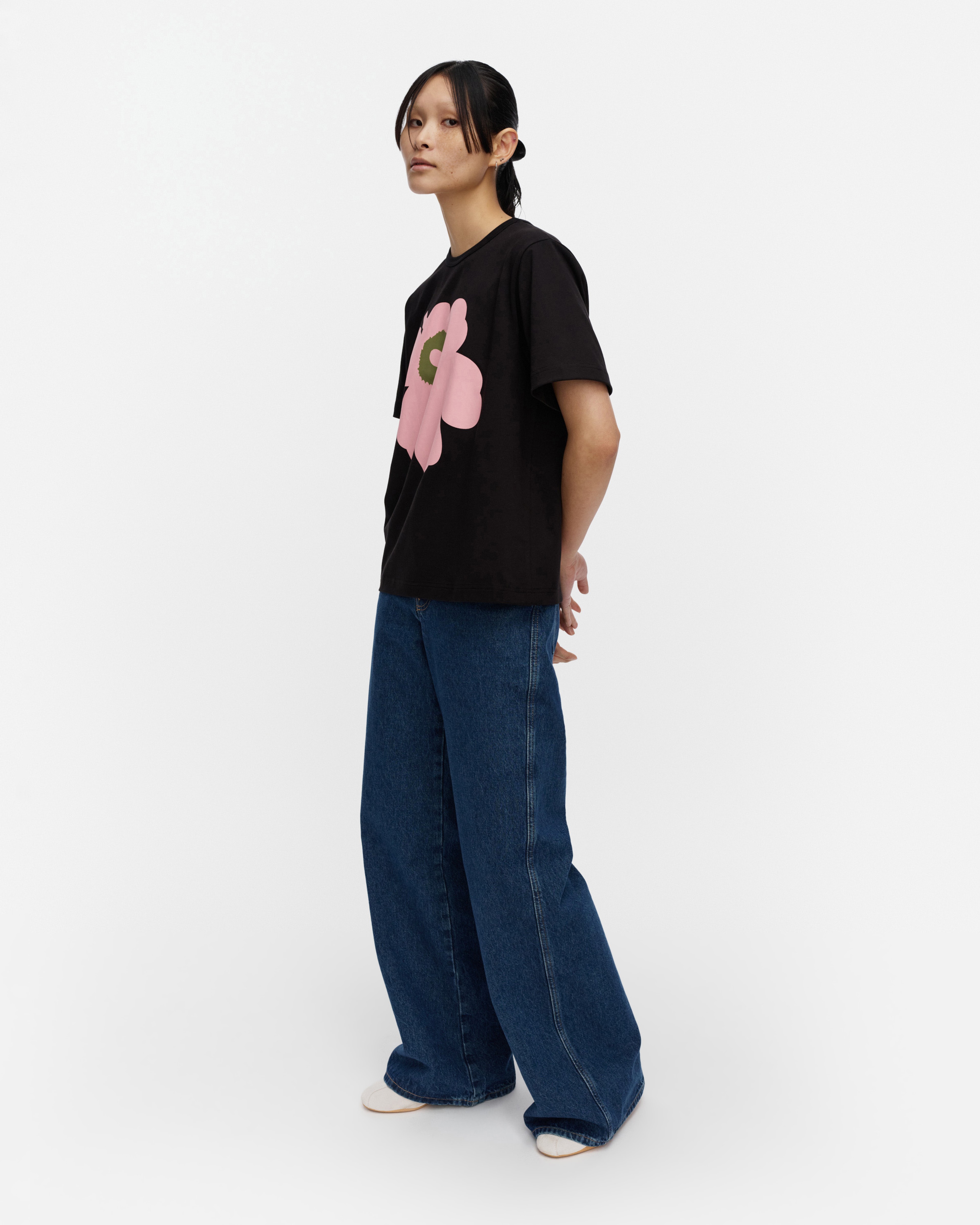Erna Unikko Placement, Kioski t-shirt, black, light pink, green,