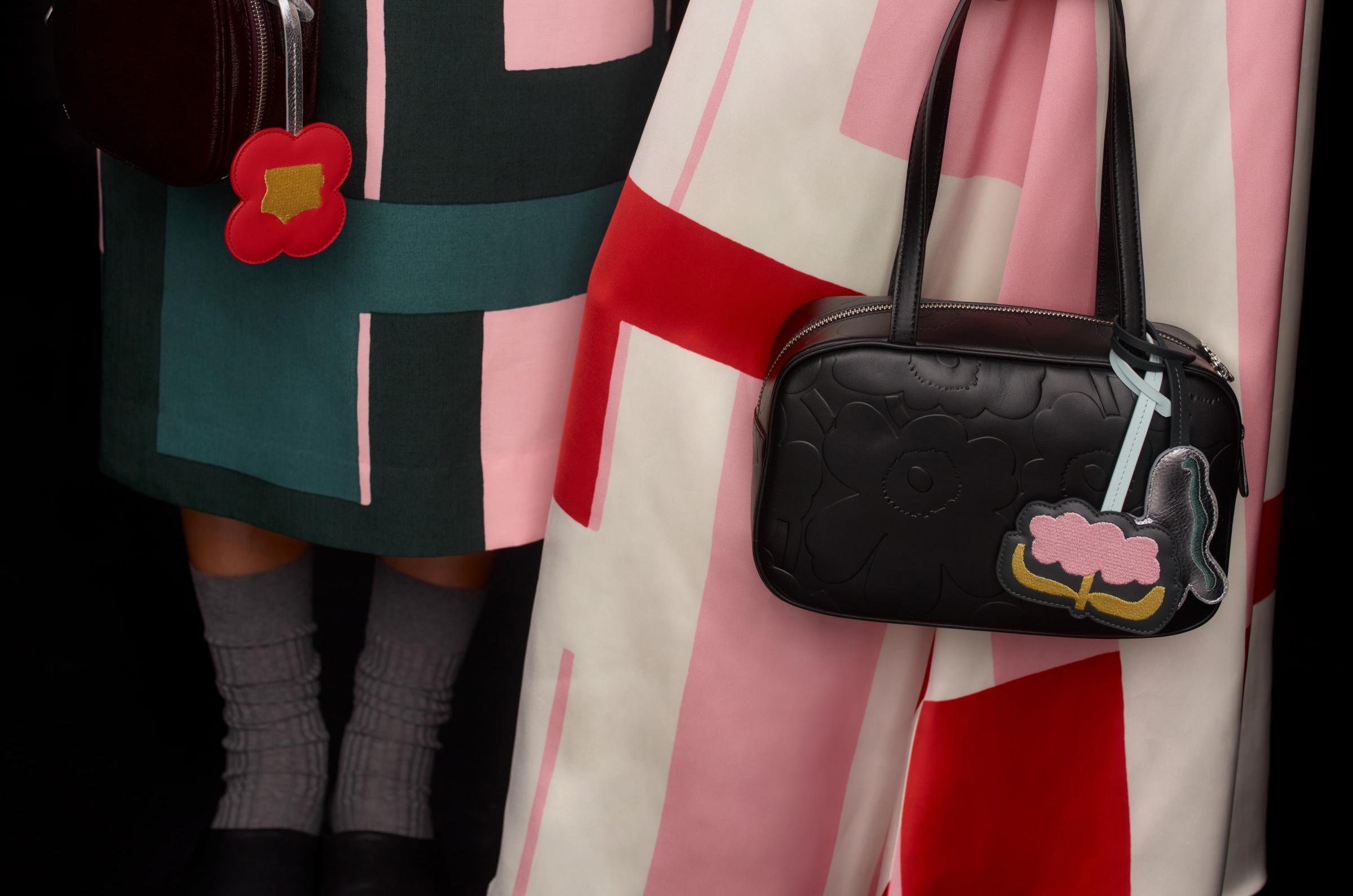 Kahdella mallilla on mustat Marimekko Gratha -nahkalaukut.