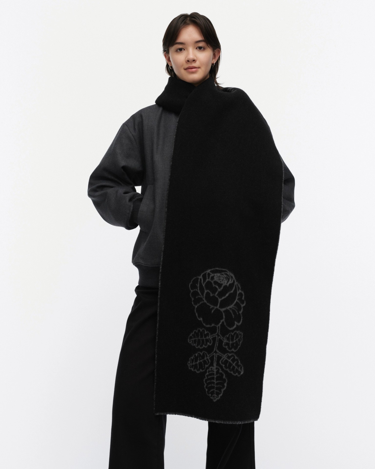 Sävellys Vihkiruusu, Kioski scarf, black, grey,