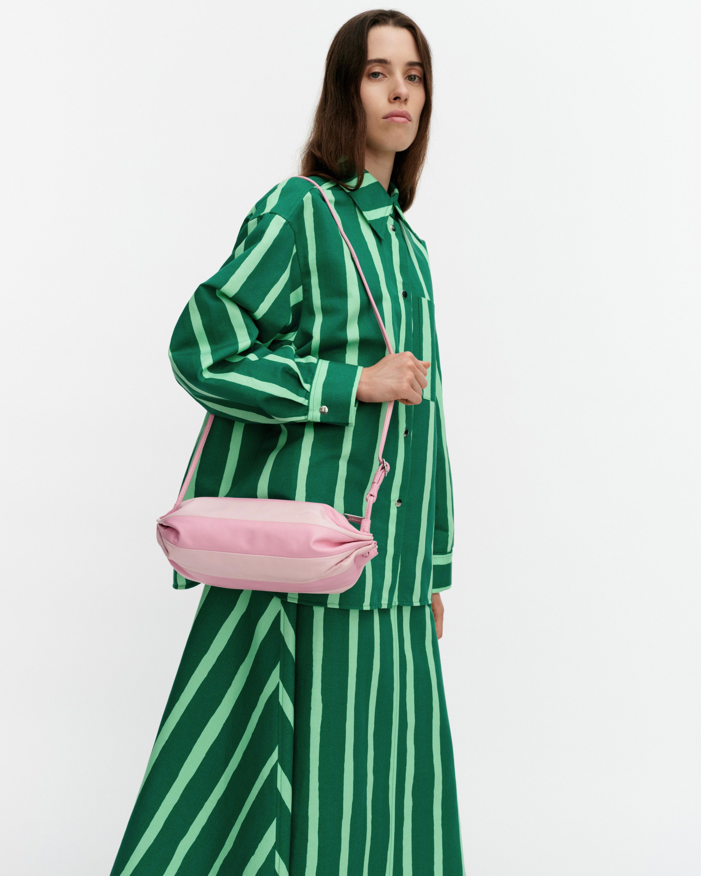 Mallilla on vaaleanpunainen Karla-nahkalaukku.