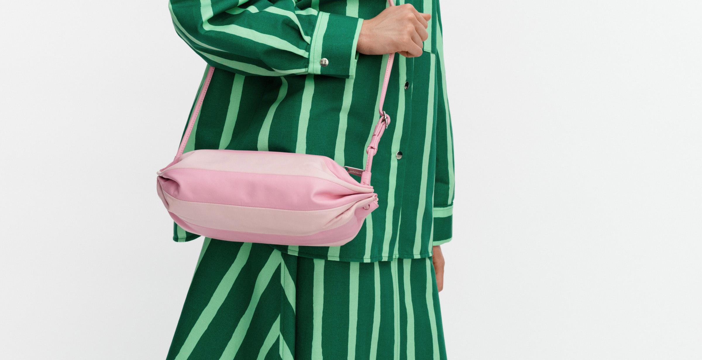 Mallilla on vaaleanpunainen Karla-nahkalaukku.