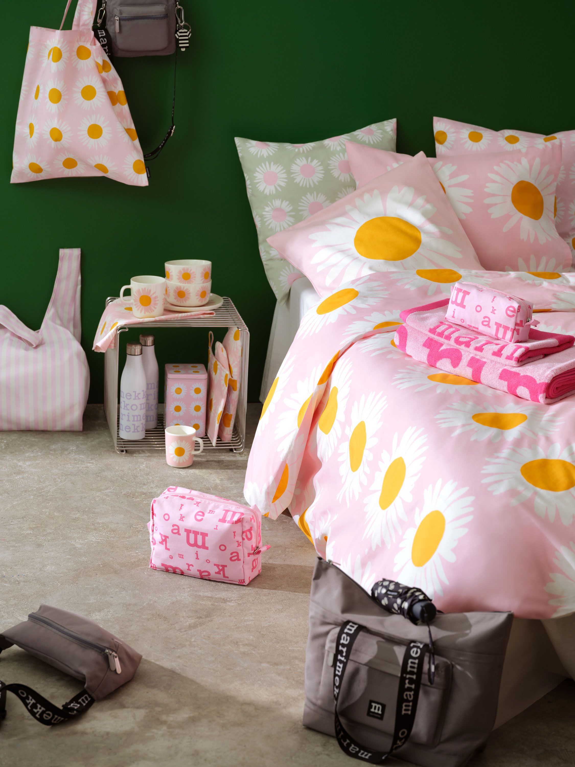 Makuuhuone, jossa sänky Auringonkukka lakanoilla, Auringonkukka astioita, Marimerkki pyyhkeitä sekä laukkuja.