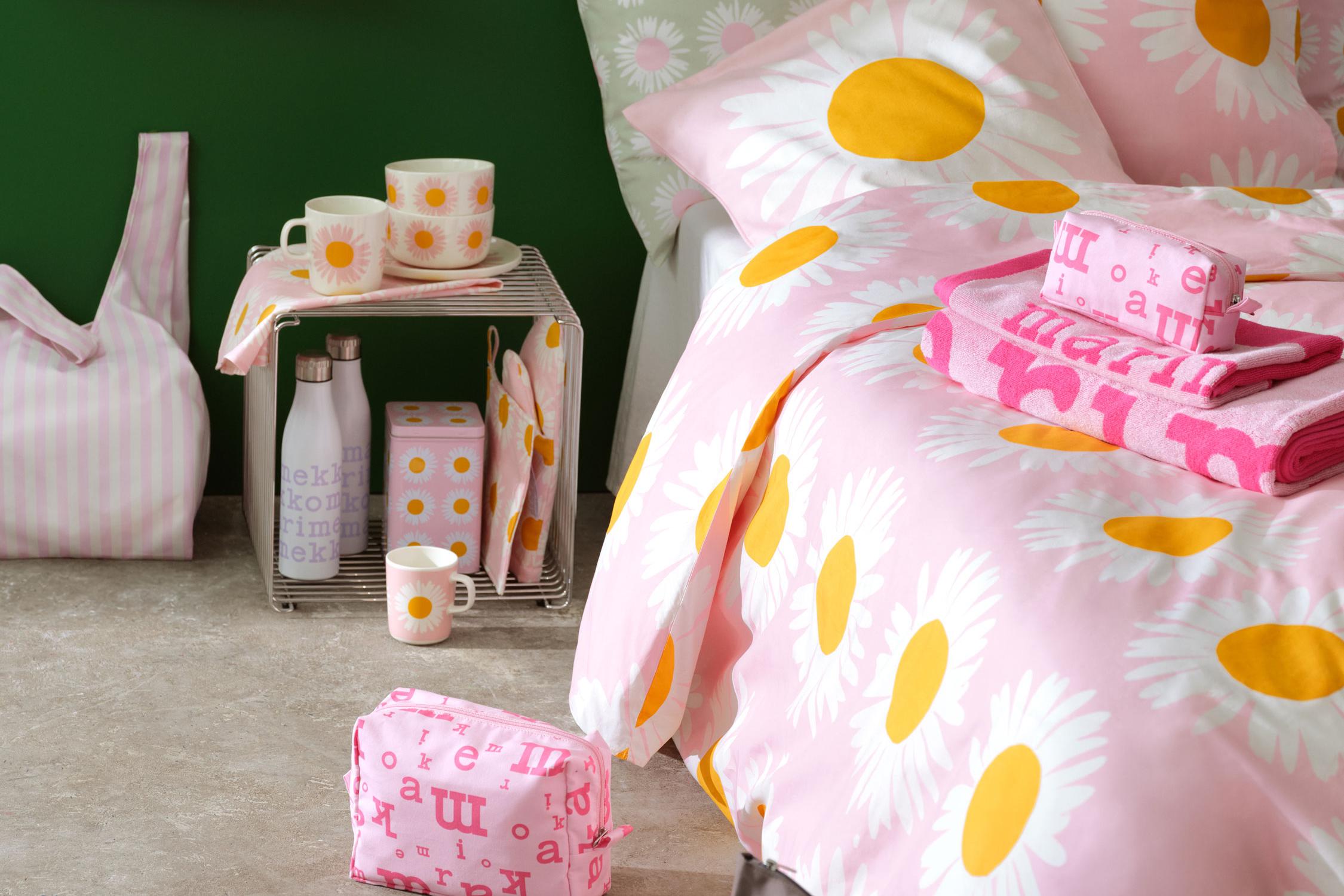 Makuuhuone, jossa sänky Auringonkukka lakanoilla, Auringonkukka astioita, Marimerkki pyyhkeitä sekä laukkuja.