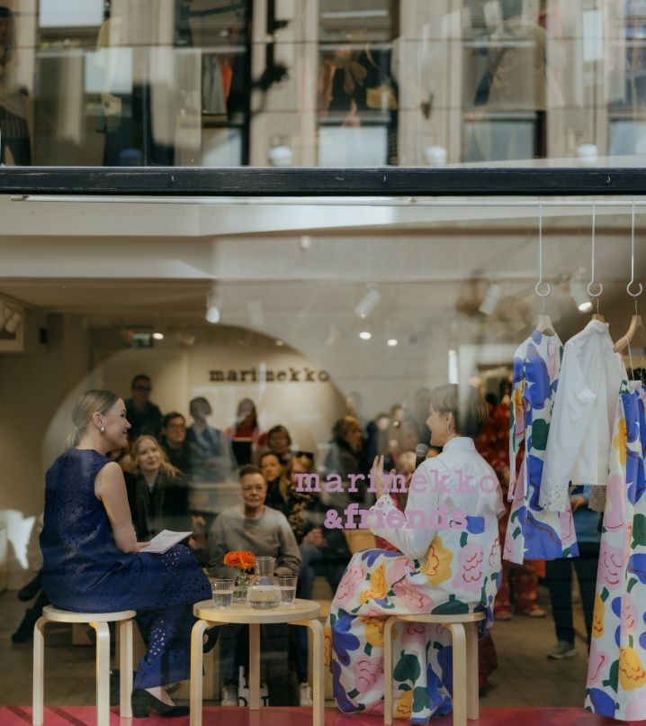 Sanna-Kaisa Niikko ja Maria Veitola puhumassa Marimekko & Friends -tapahtumassa Aleksinkulman myymälän ikkunassa.