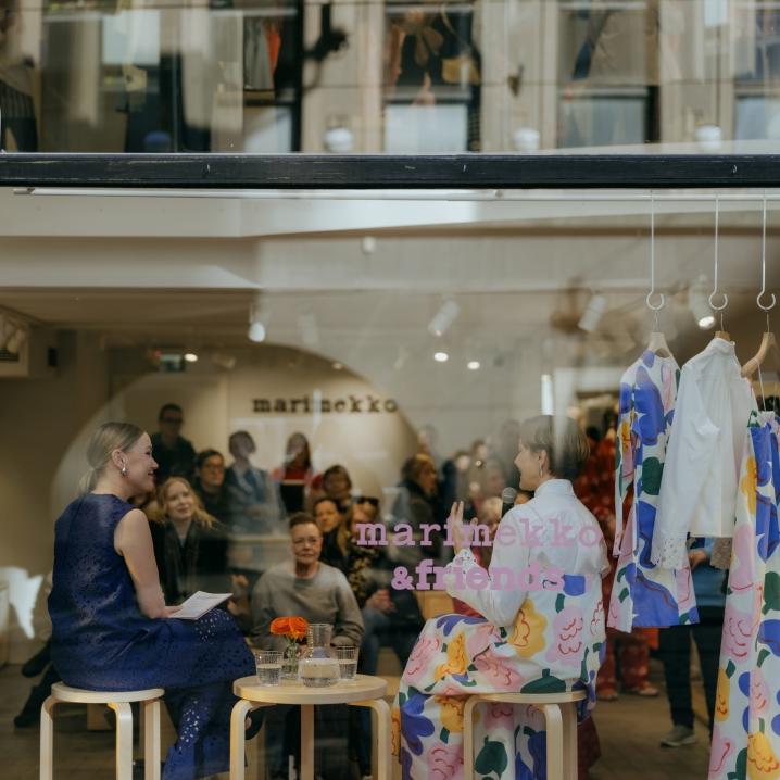 Sanna-Kaisa Niikko ja Maria Veitola puhumassa Marimekko & Friends -tapahtumassa Aleksinkulman myymälän ikkunassa.