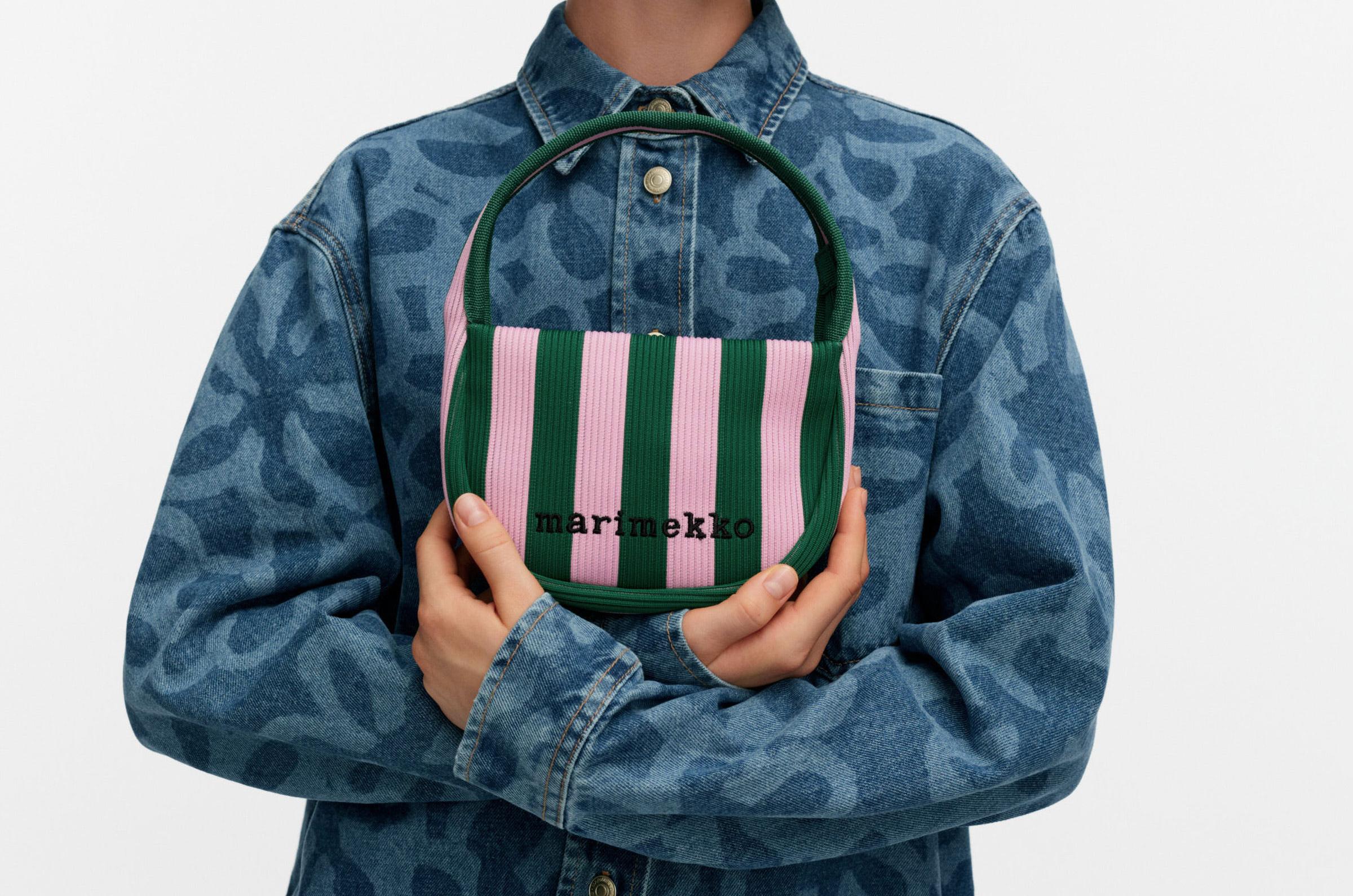 Model carrying a Knitted mini handbag in Merirosvo print.
