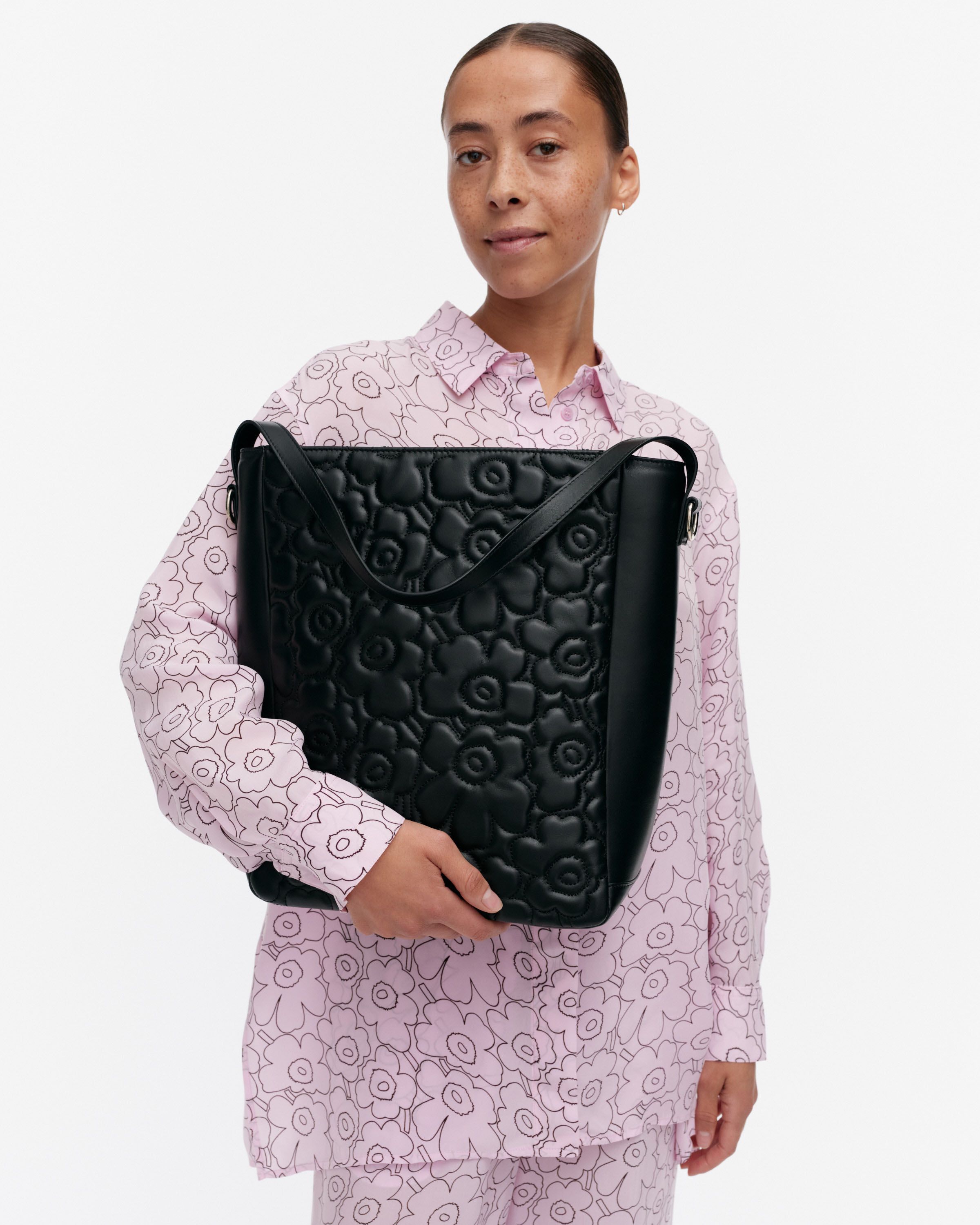 【marimekko】Gratha トート ショルダーバッグ/ Black Gratha ショルダーバッグ | Marimekko (マリメッコ) 日本公式