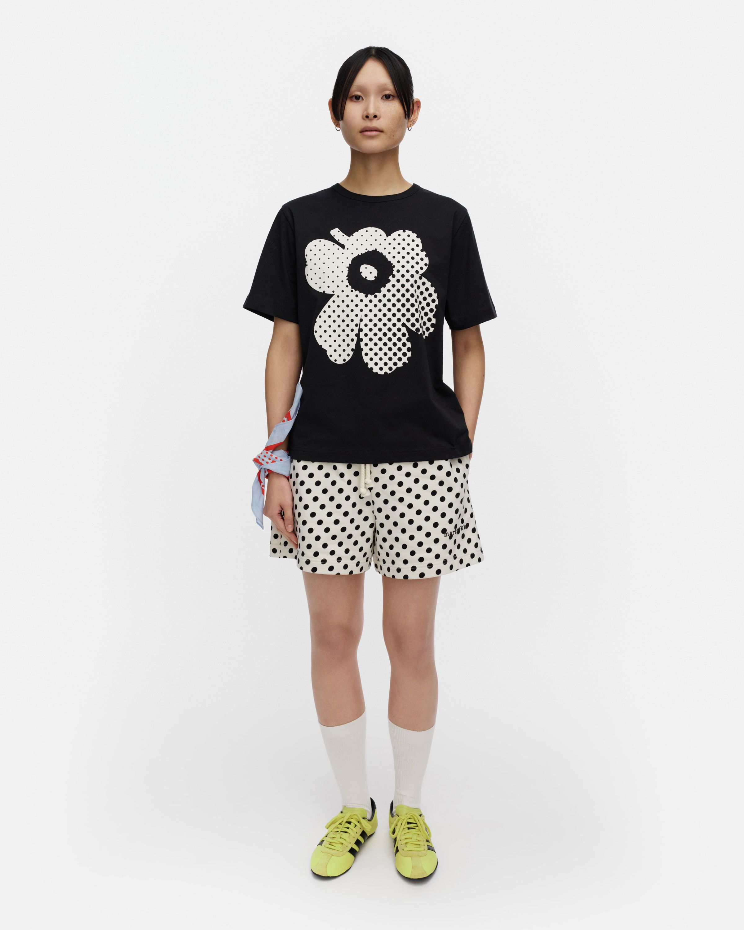 marimekko ホワイトタンクトップ 花刺繍 Erna Unikko Placement Kioski t-shirt | Marimekko