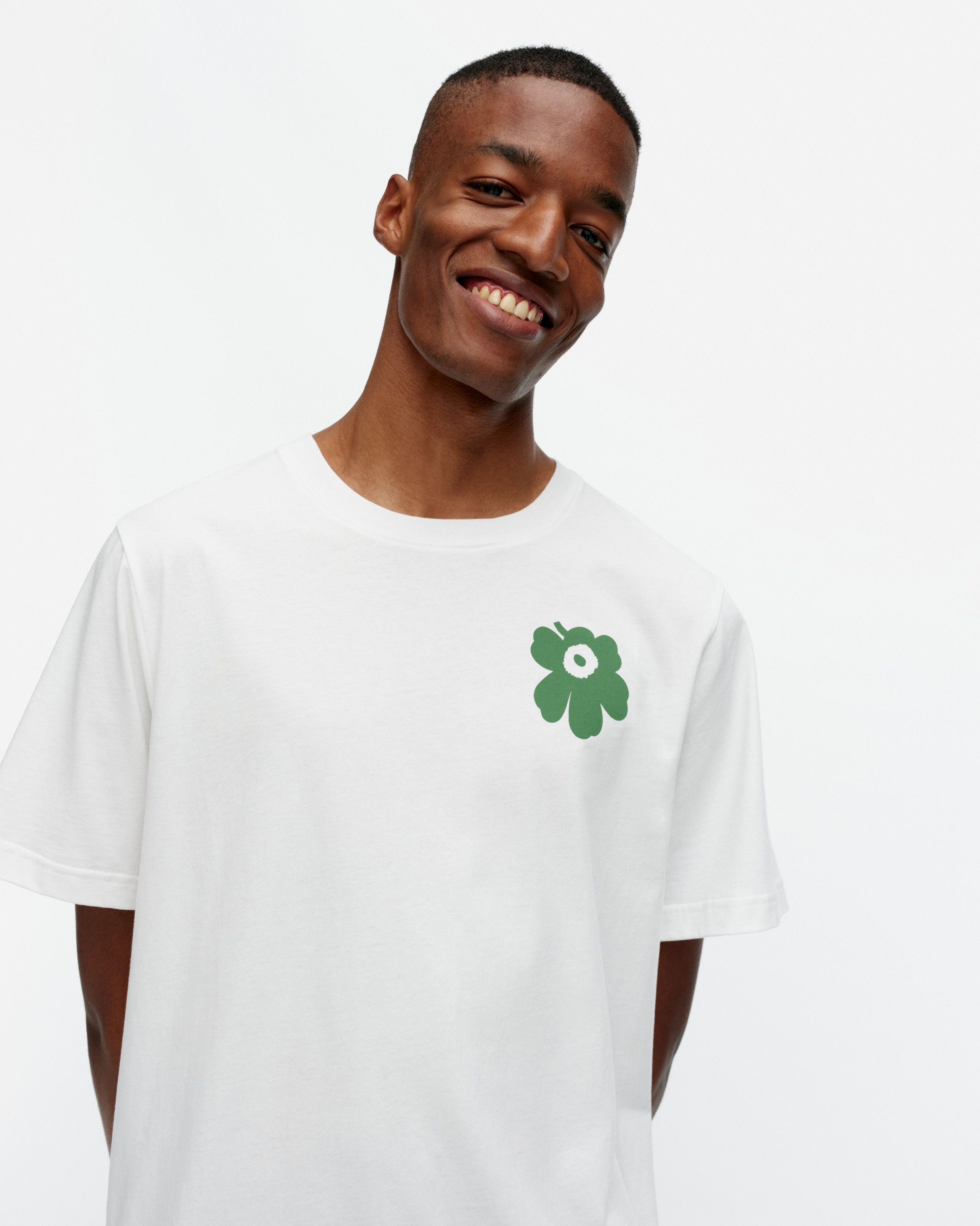 Male model smiling and wearing T-shirt with Unikko placement.