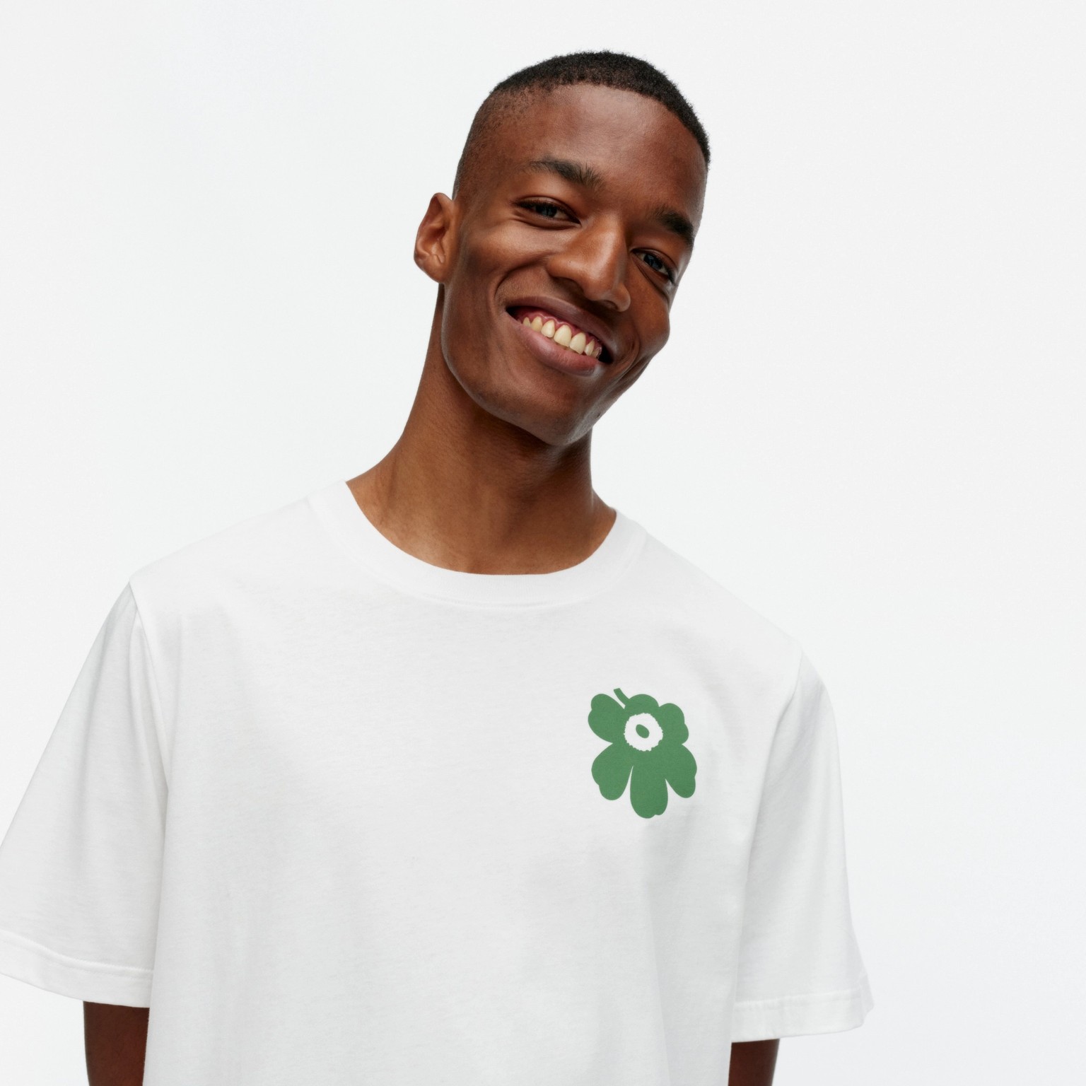 Male model smiling and wearing T-shirt with Unikko placement.