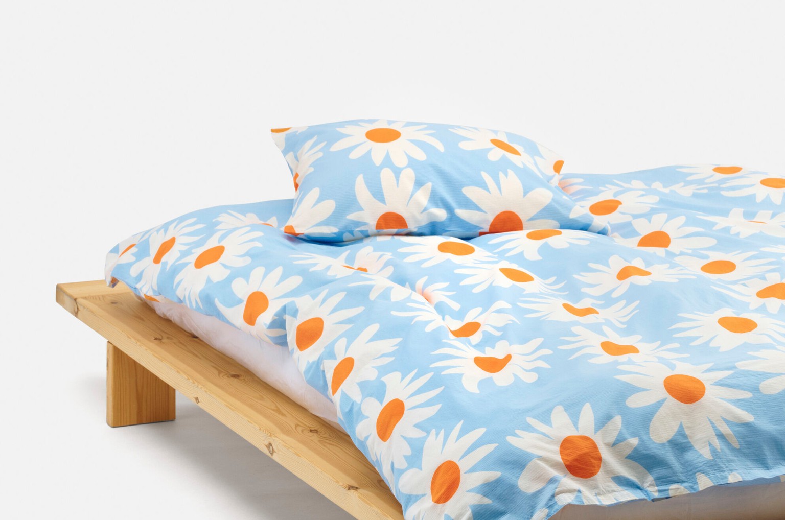 Rakastaa Ei Rakasta bedding with floral pattern.