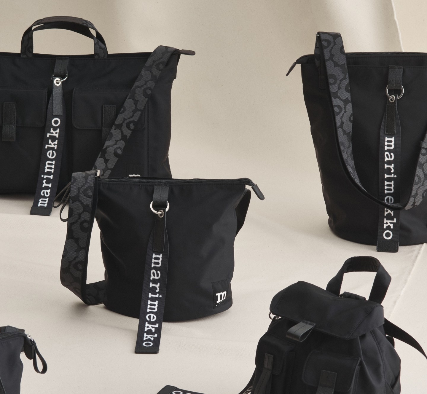 Eine Kollektion schwarzer Taschen.