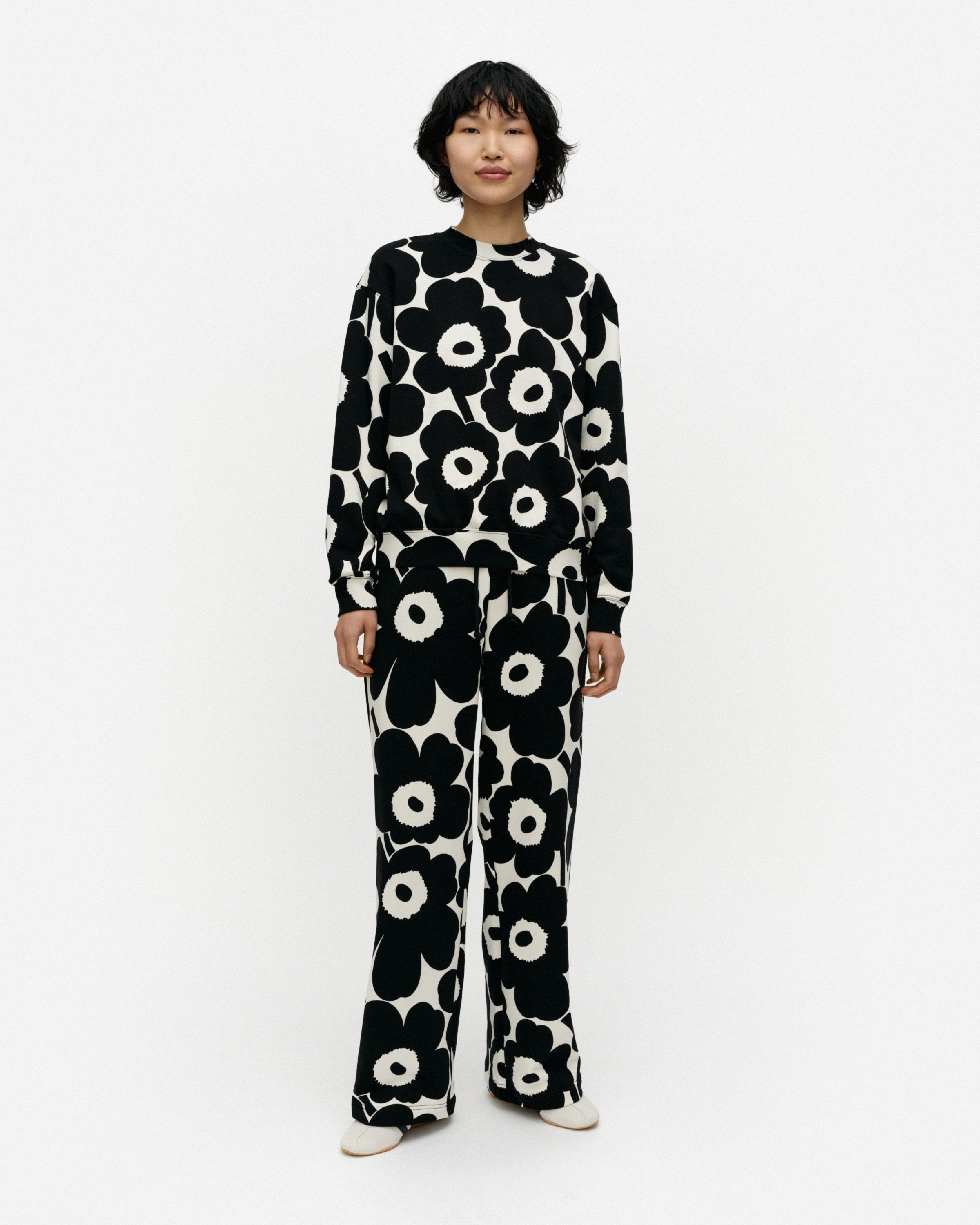 Varret Pieni Unikko Kioski sweatpants black, off-white | Marimekko
