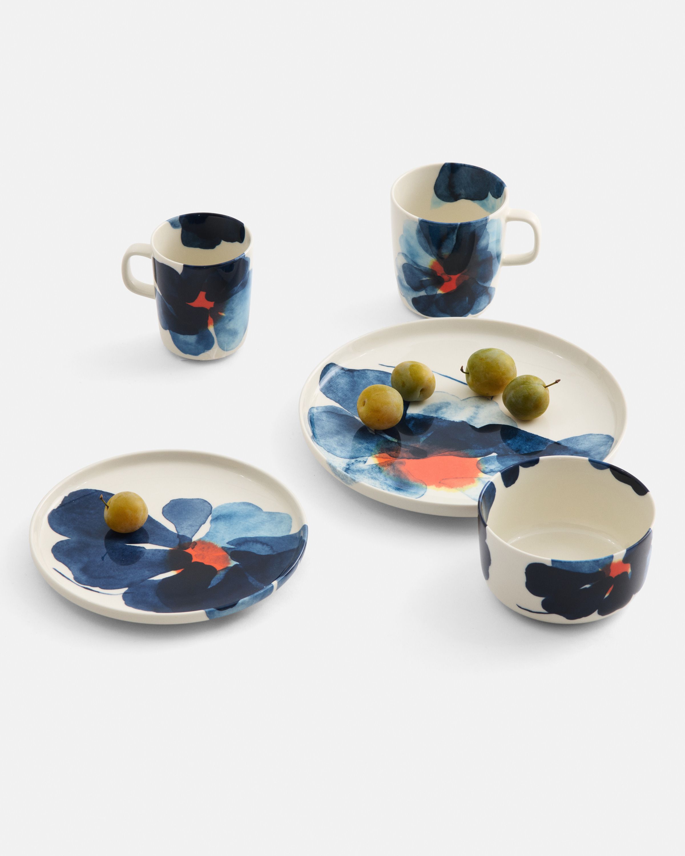 Mugs, plates and a bowl in blue Valssi pattern. 