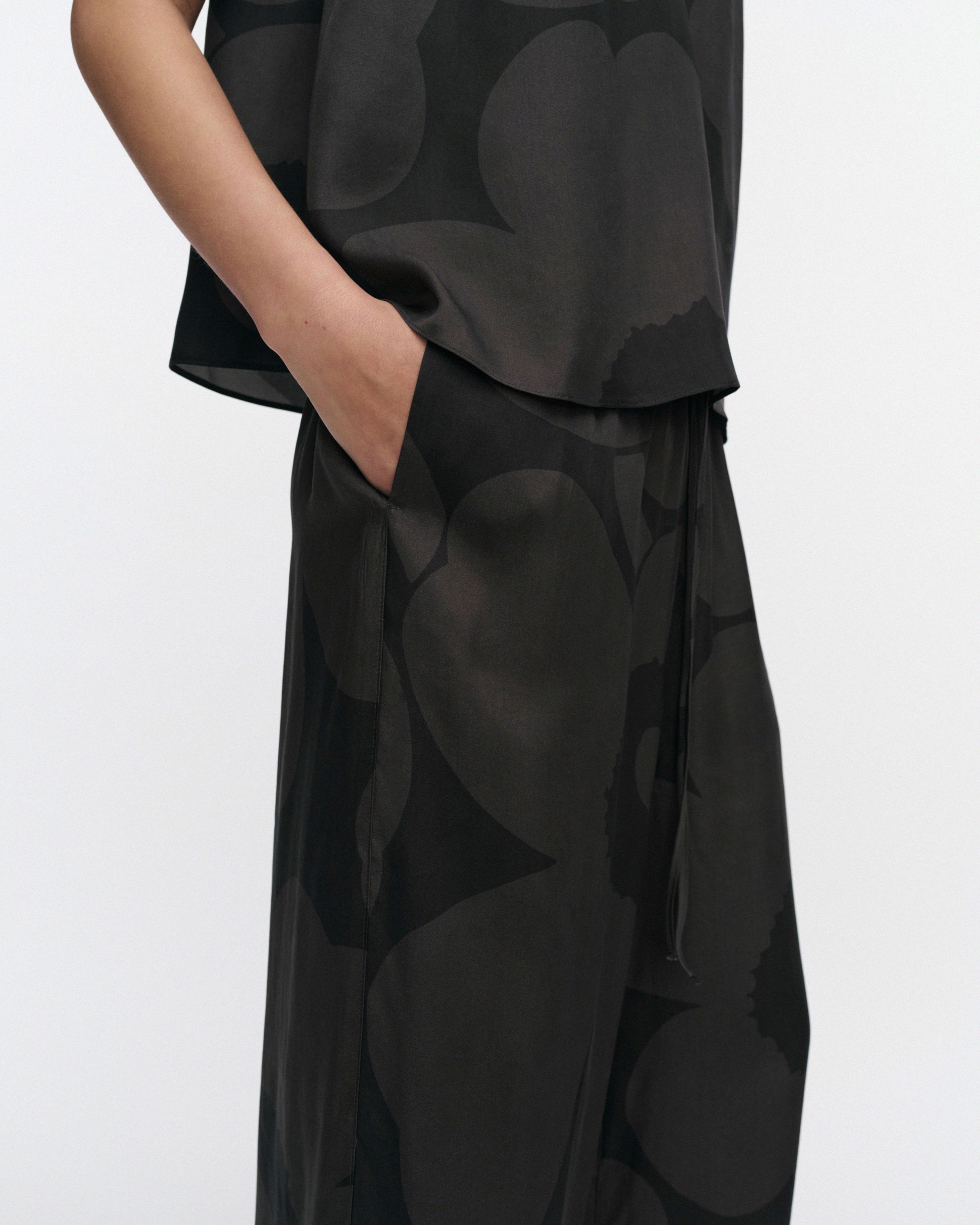 Kaakkois Unikko, Trousers, dark grey, black,