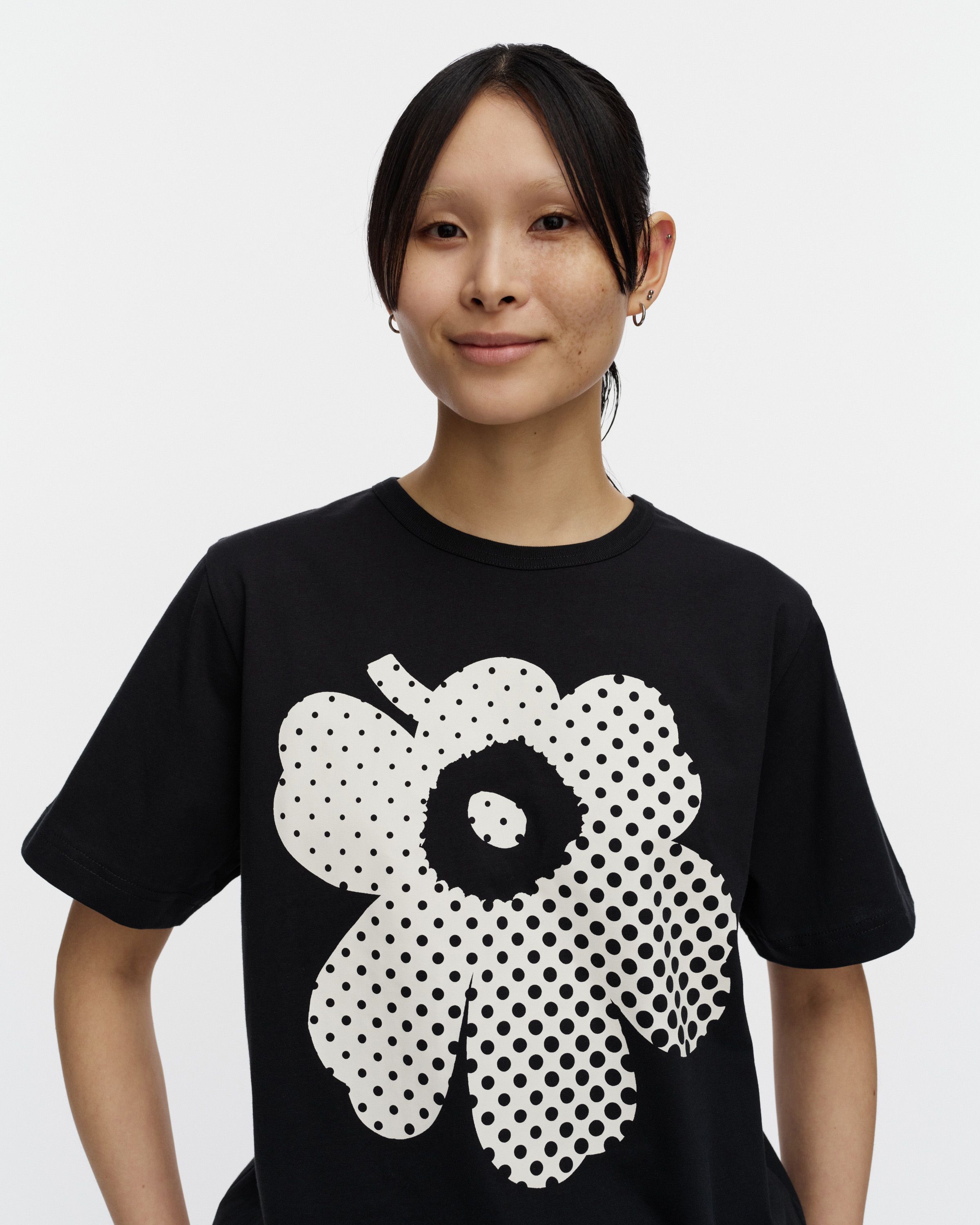 新品未使用　marimekko 公式　花柄 半袖　レーヨン100% Erna Unikko Placement Kioski t-shirt | Marimekko