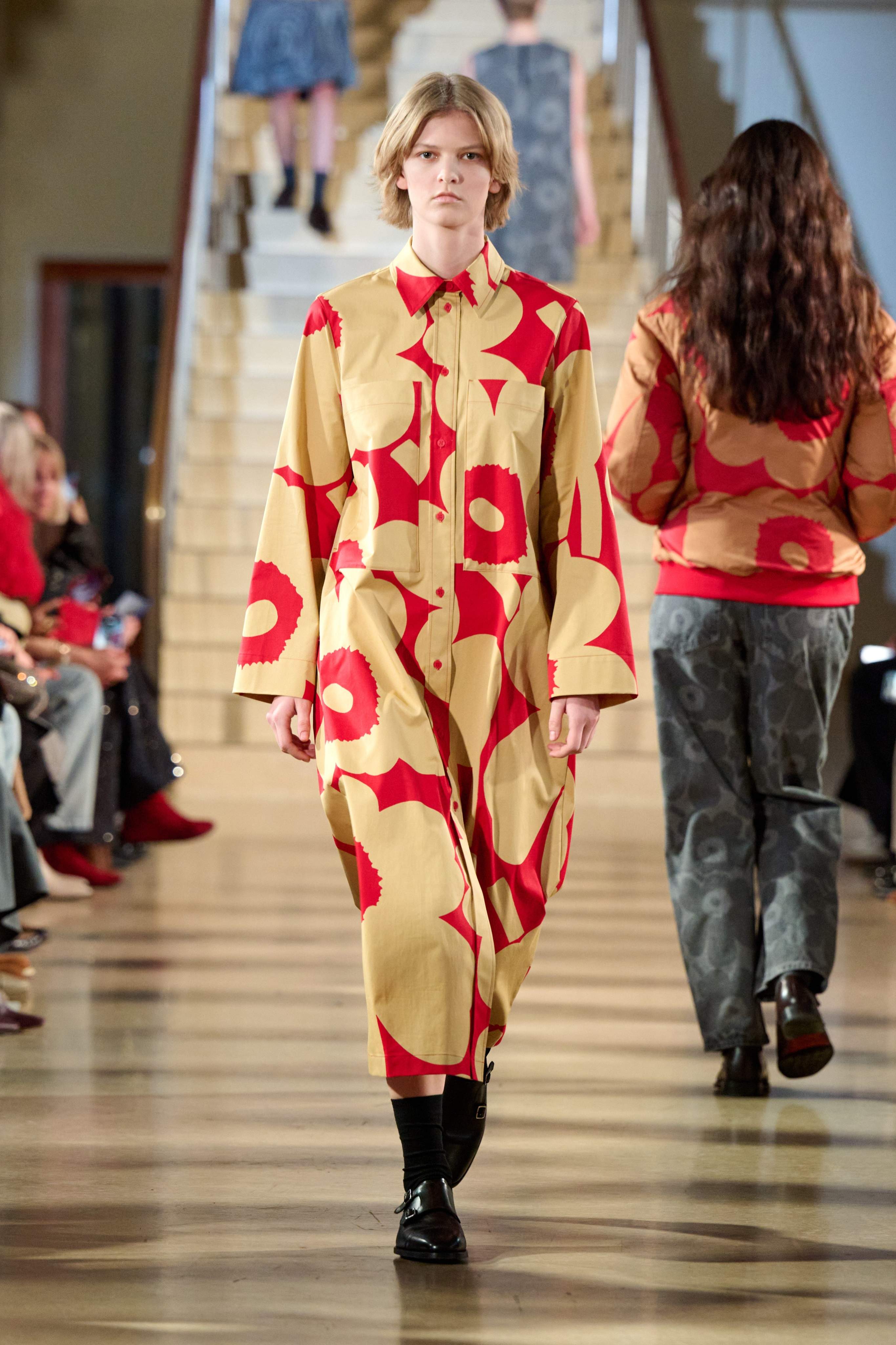 Model wearing a long shirtdress in Unikko-prhirtdress in Unikko-printint
