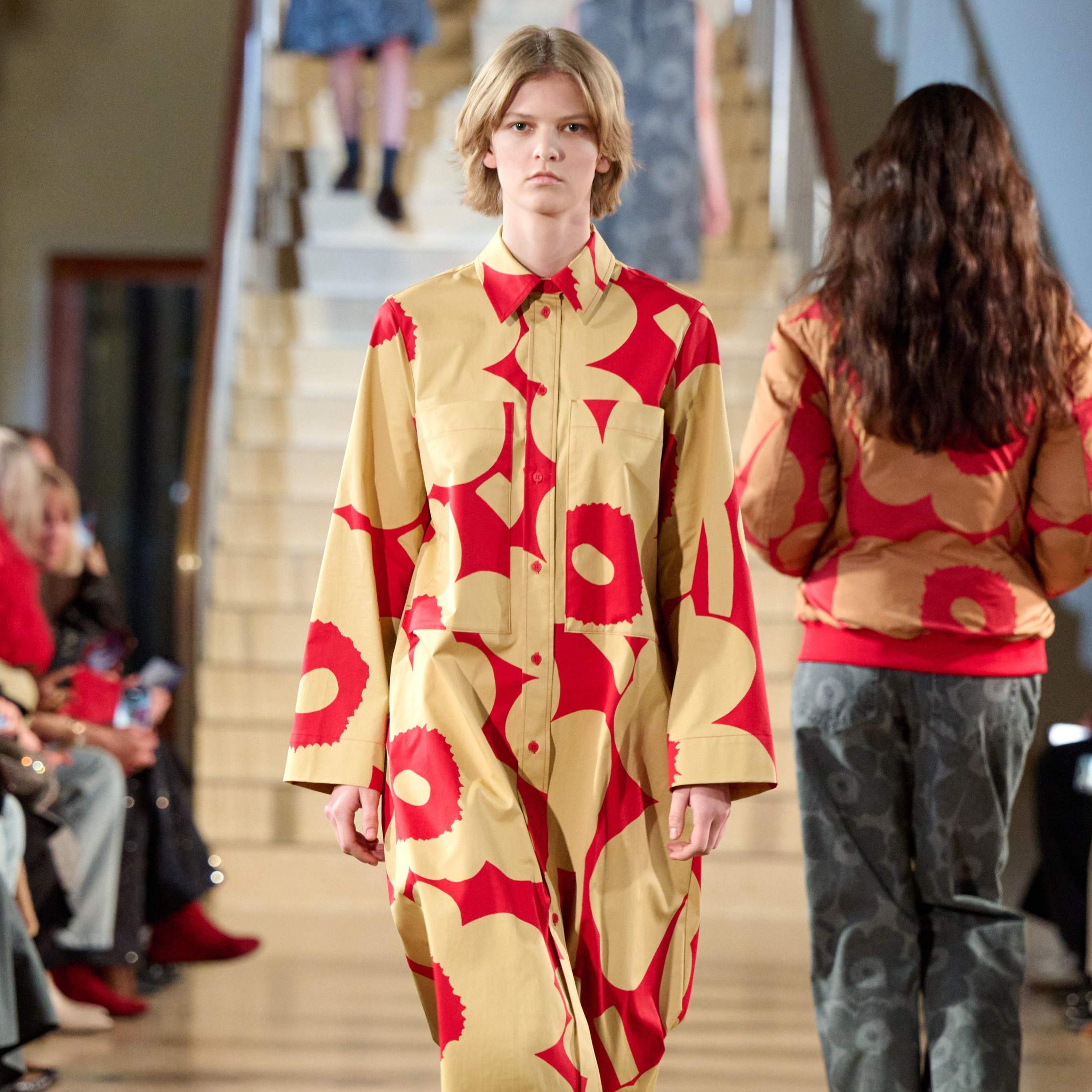 Model wearing a long shirtdress in Unikko-prhirtdress in Unikko-printint