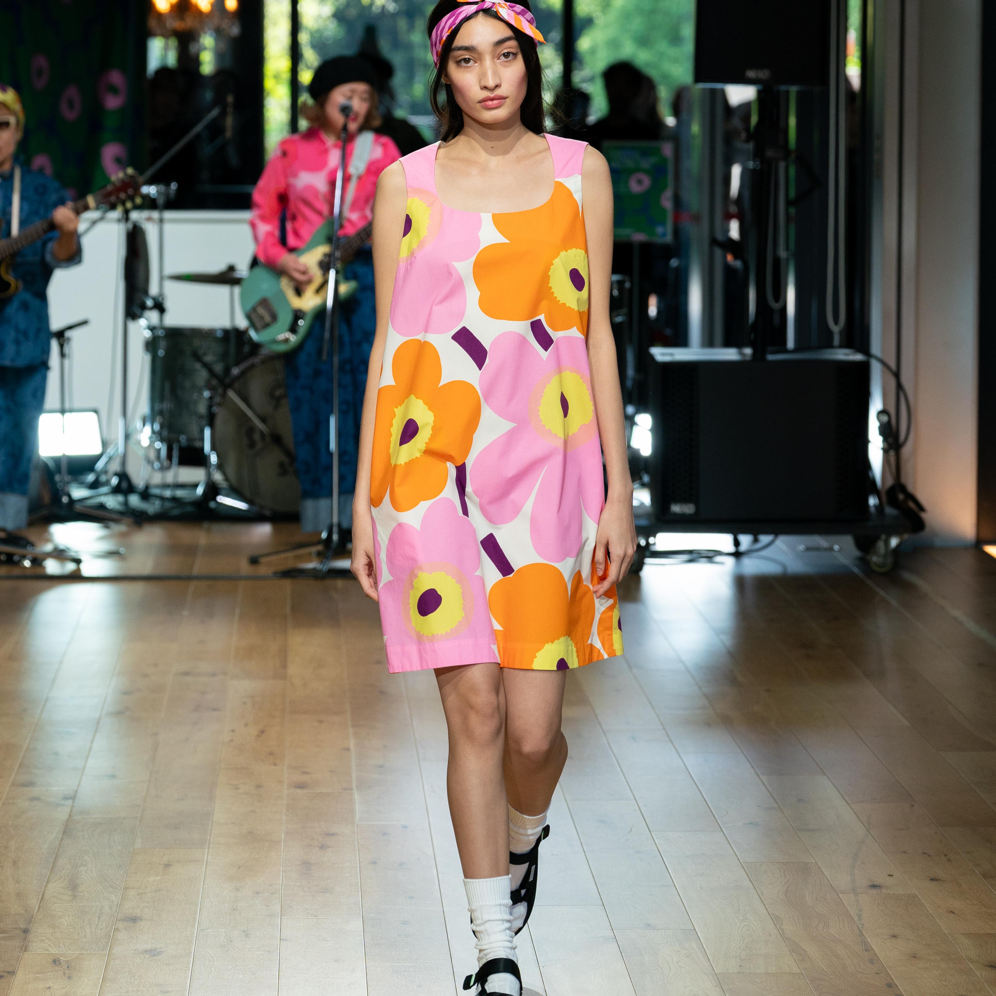 Malli oli pukeutunut vaaleanpunaisen ja oranssin väriseen minimekkoon Unikko 60th anniversary -mallistosta.