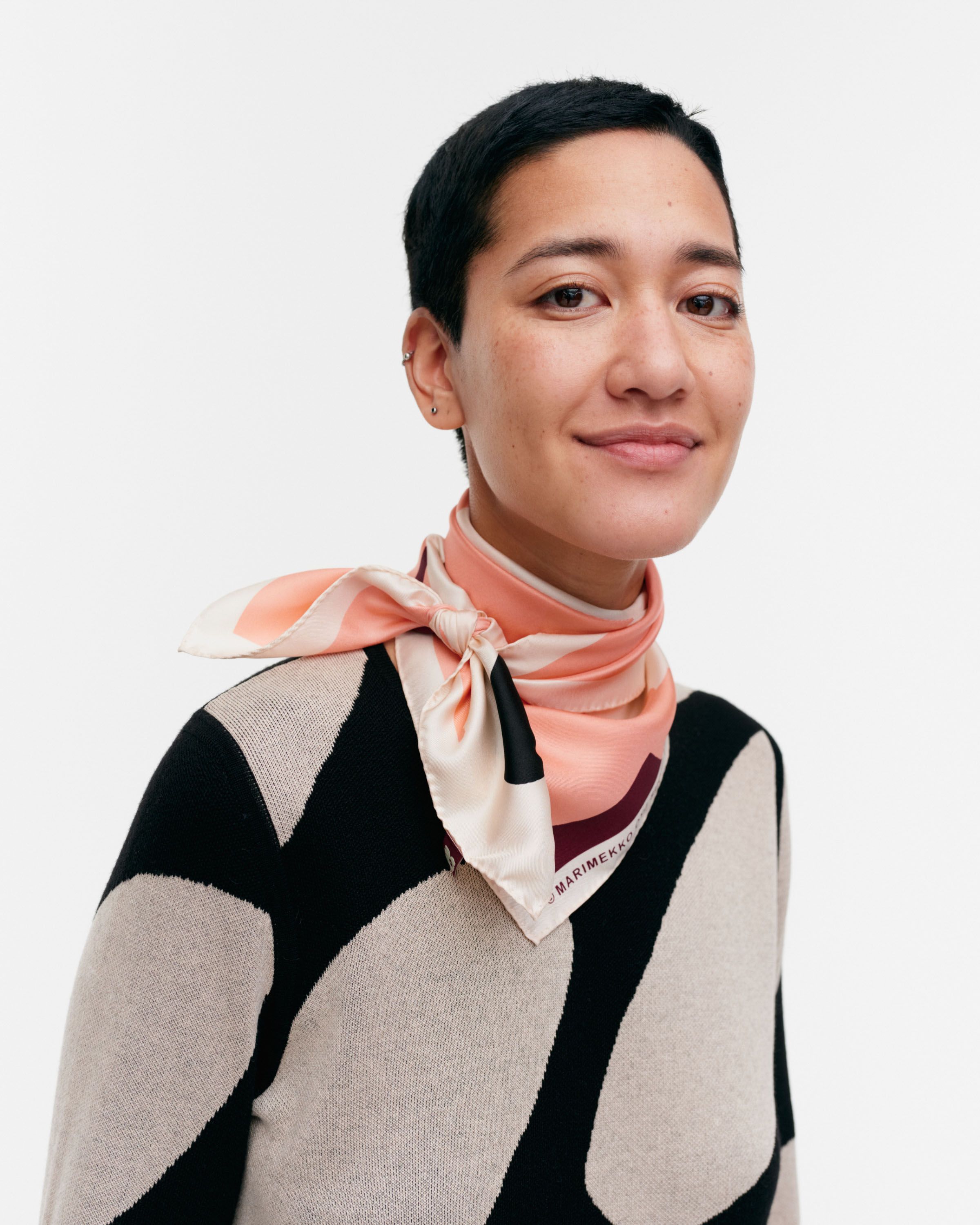 Lauhtua Unikko Silk scarf | Marimekko