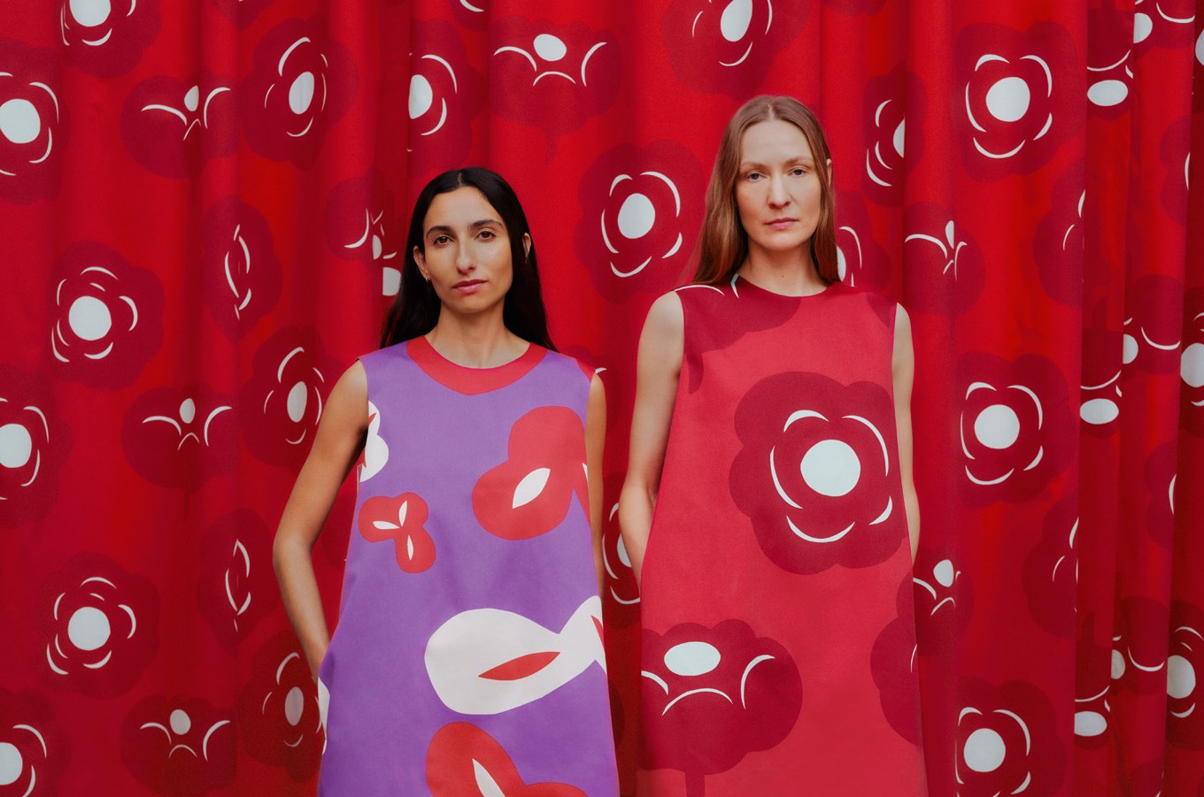 Models wearing Siluetti dresses in Tumma print.