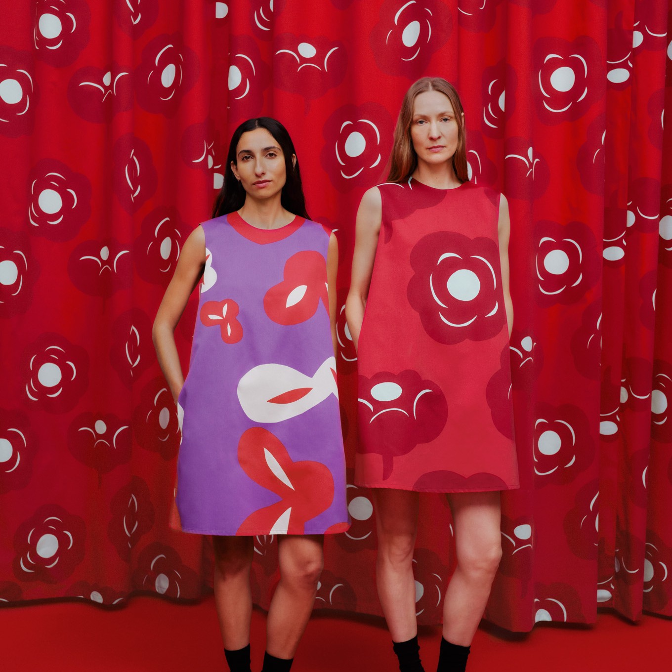 Mannequins portant des robes Siluetti en imprimé Tumma.