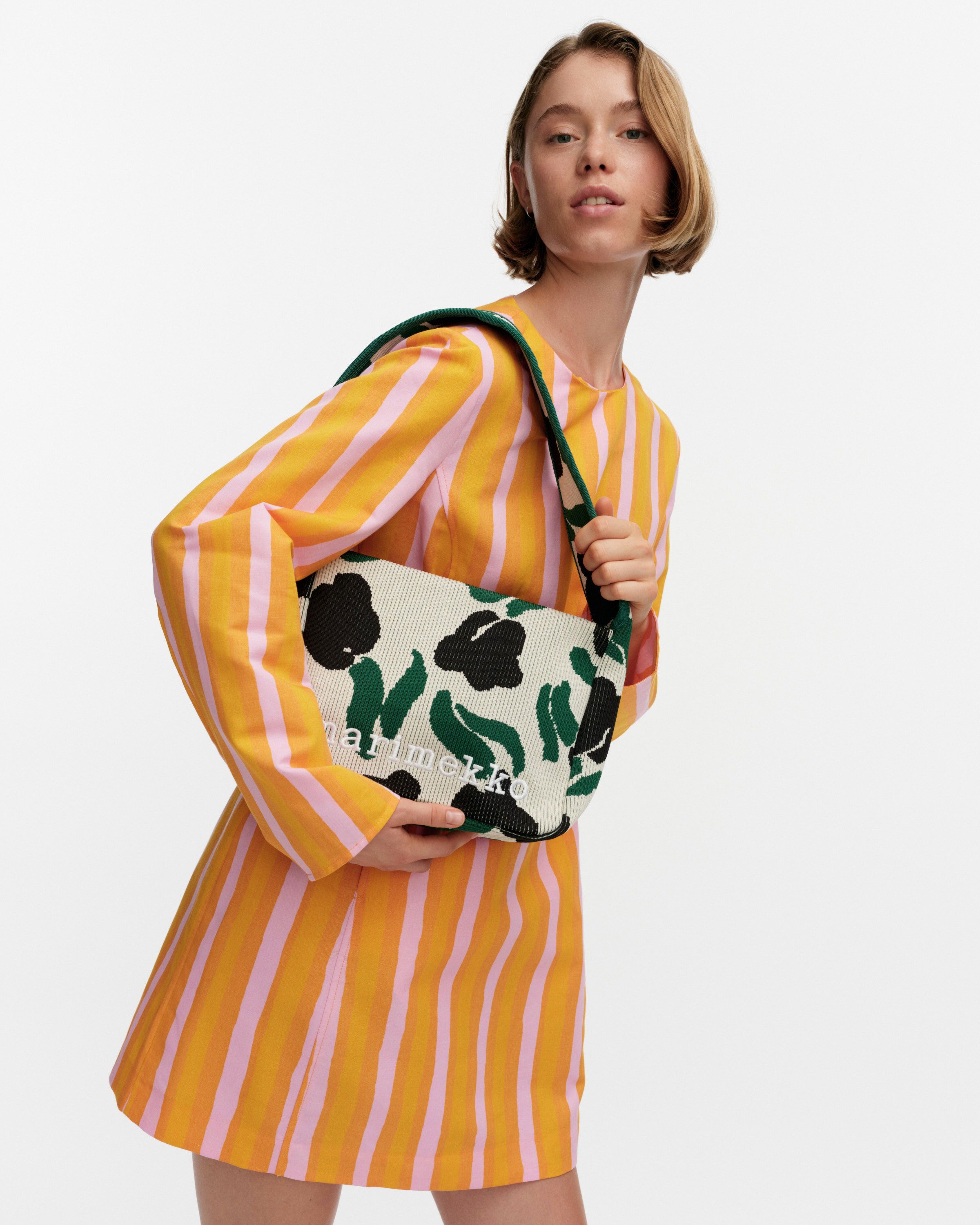 Model carrying a Knitted shoulder bag in Lemmitty print.