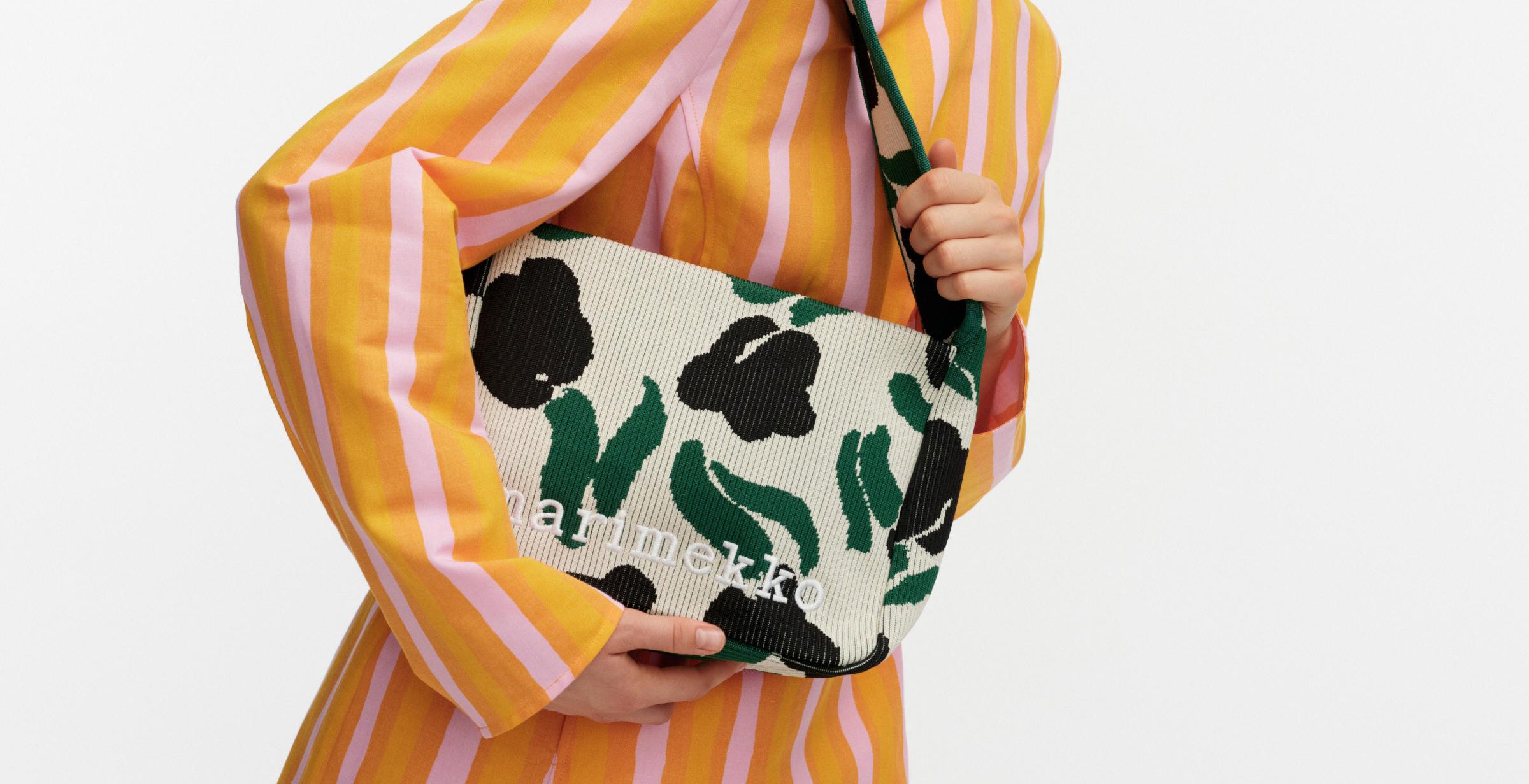 Model carrying a Knitted shoulder bag in Lemmitty print.